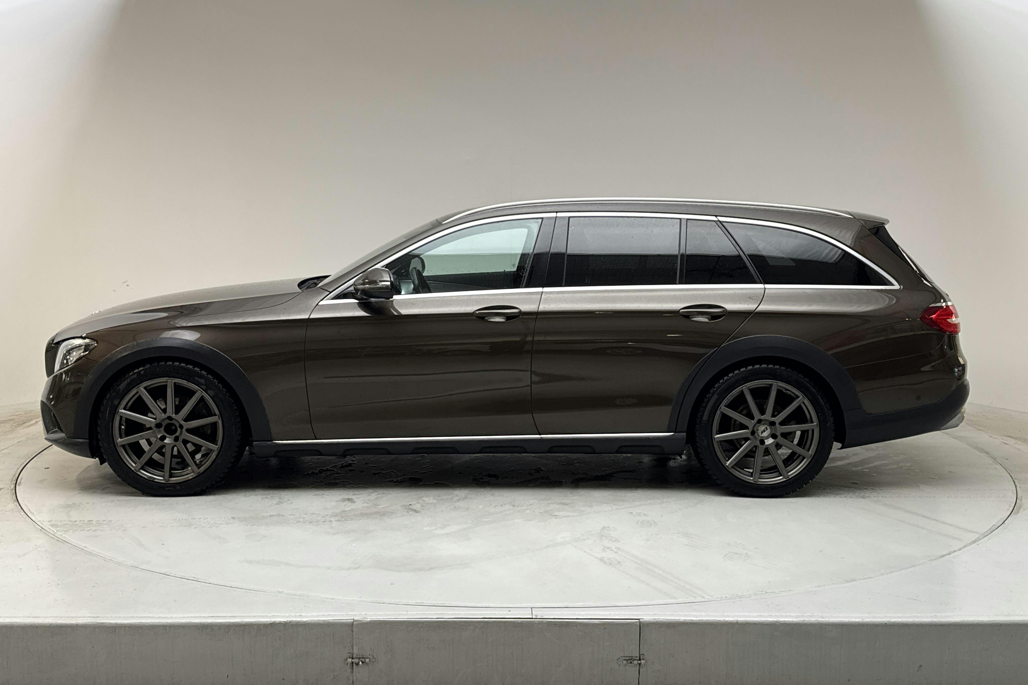 Presentation photo 2 of 15: Mercedes E 220 d 4MATIC Kombi All-Terrain S213 (194hk) - 212 250 km - Automatic - Dark Brown - 2017