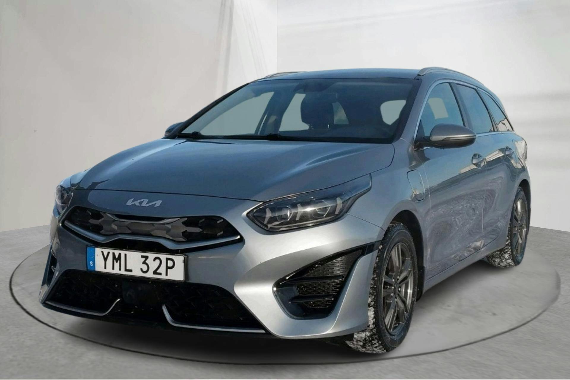 Presentation photo 1 of 17: KIA Ceed 1.6 Plug-in Hybrid SW (141hk) - 105 890 km - Automatic - gray - 2023