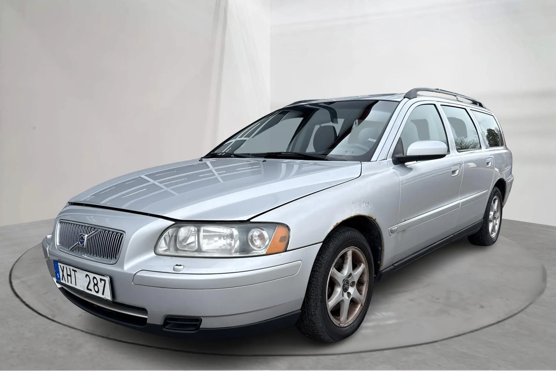 Presentation photo 1 of 13: Volvo V70 2.4 (140hk) - 358 940 km - Manual - Light Grey - 2006