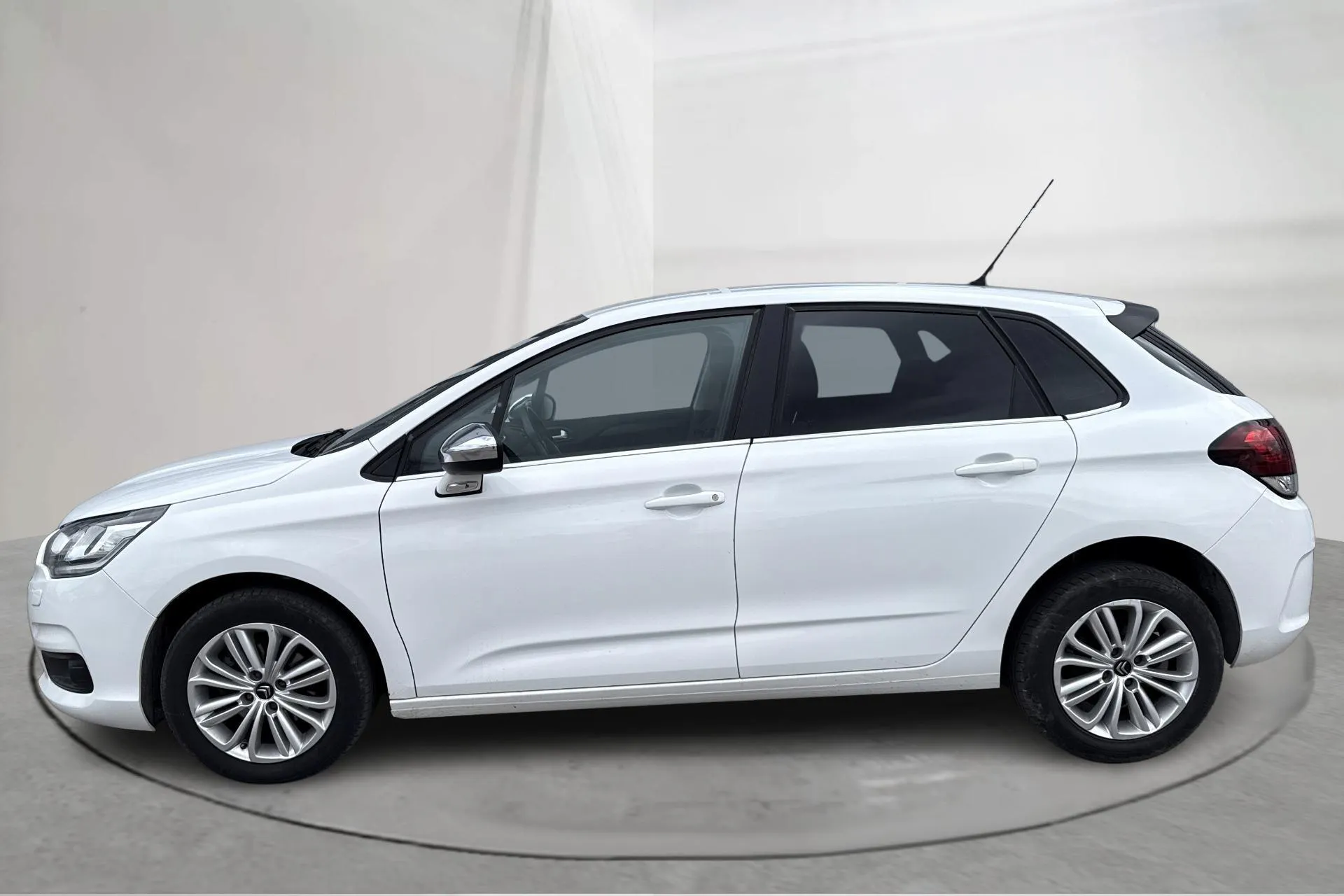 Presentation photo 2 of 11: Citroën C4 Puretech (130hk) - 157 190 km - Manual - white - 2016