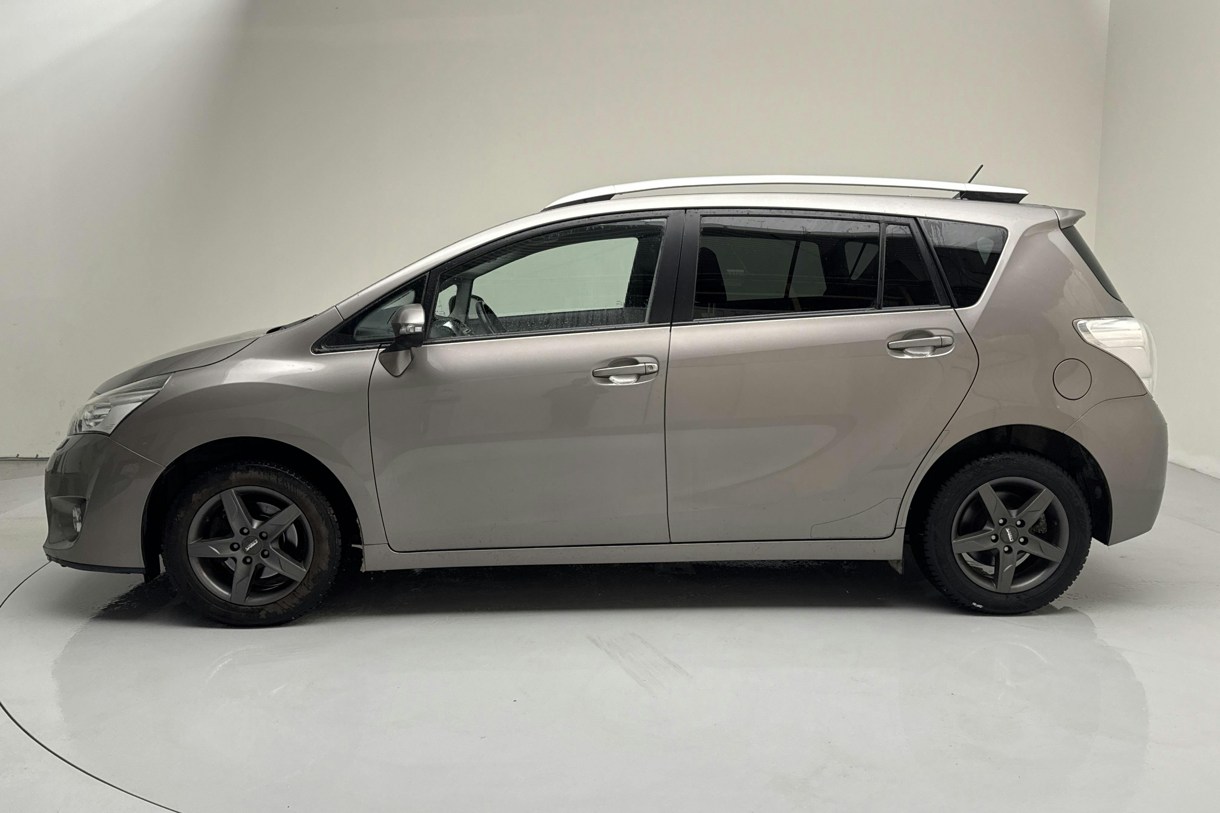 Presentation photo 2 of 15: Toyota Verso VVT-i 1.8 (147hk) - 151 450 km - Manual - silver - 2015