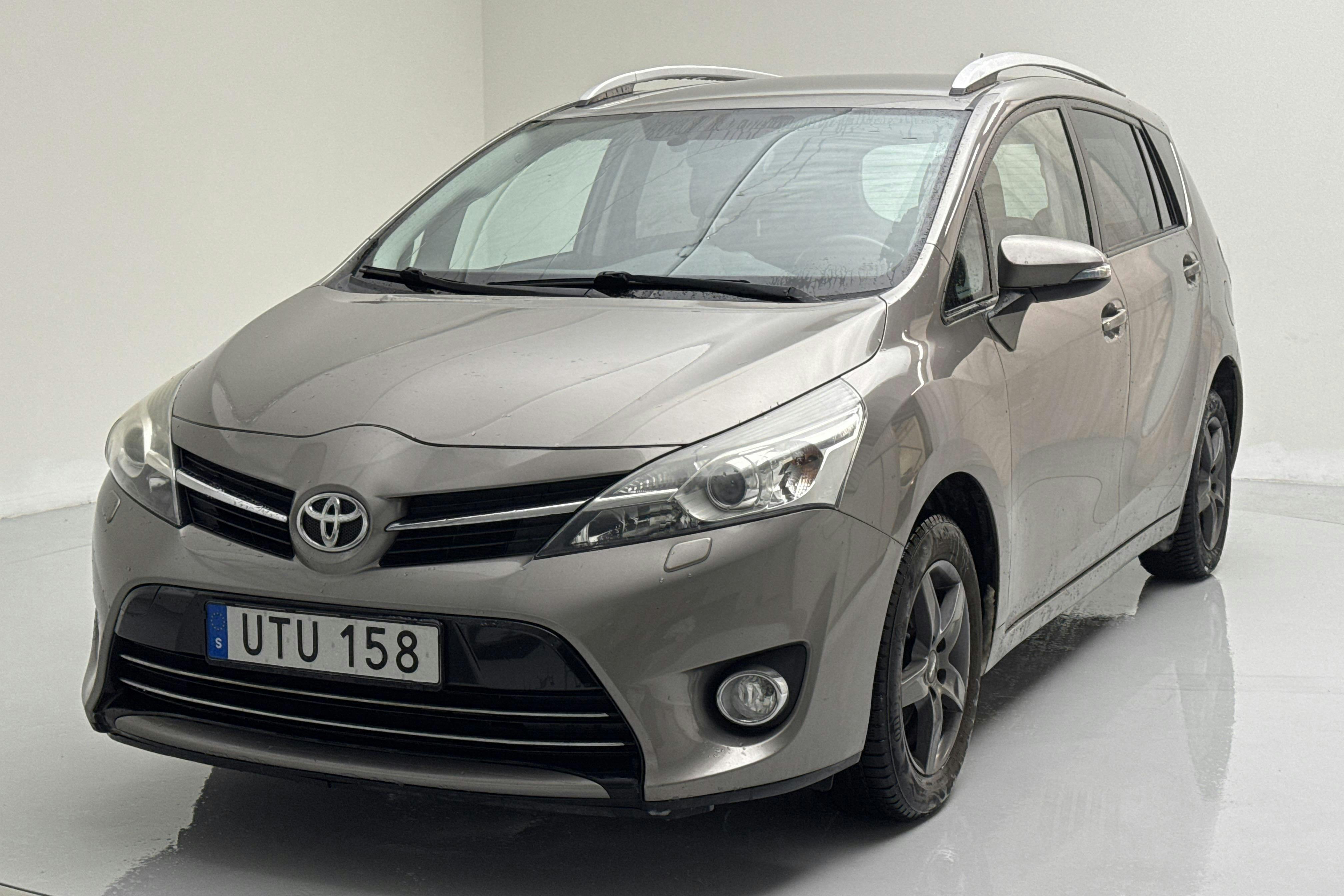 Presentation photo 1 of 15: Toyota Verso VVT-i 1.8 (147hk) - 151 450 km - Manual - silver - 2015