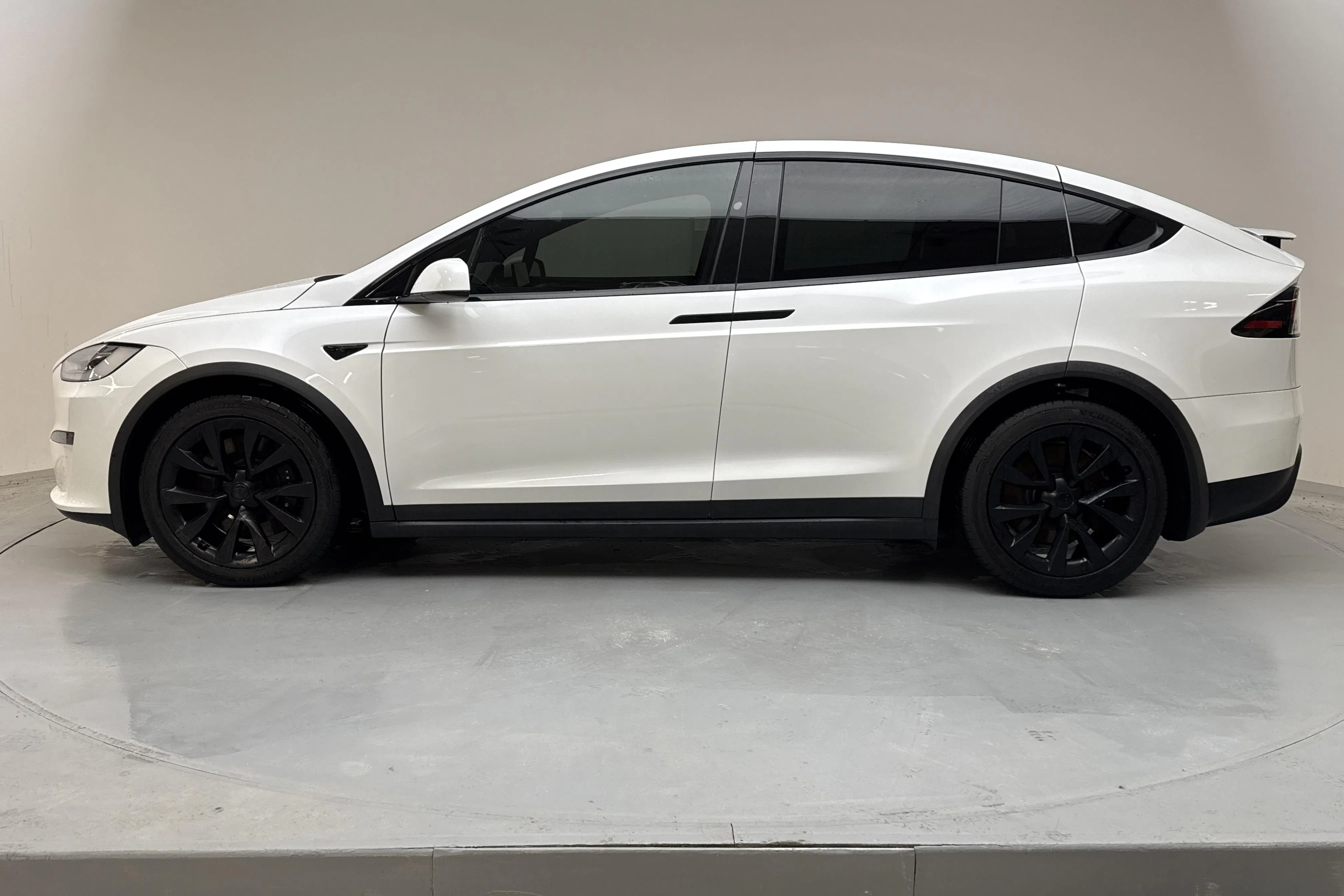 Presentationsfoto 2 av 28: Tesla Model X Plaid AWD (1020hk) - 5 280 mil - Automat - vit - 2023
