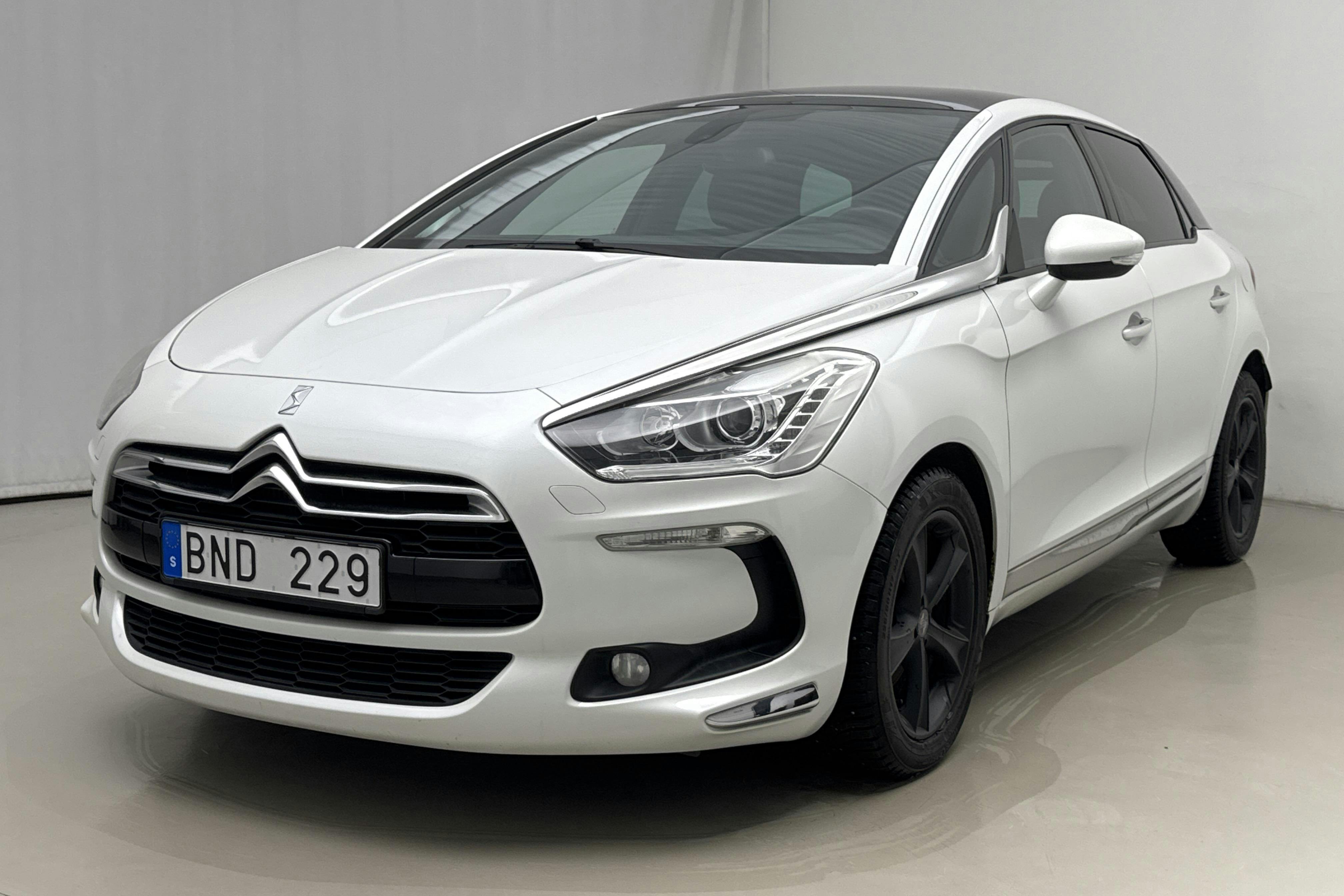 Presentationsfoto 1 av 18: Citroën DS5 1.6 THP (155hk) - 11 747 mil - Automat - vit - 2013