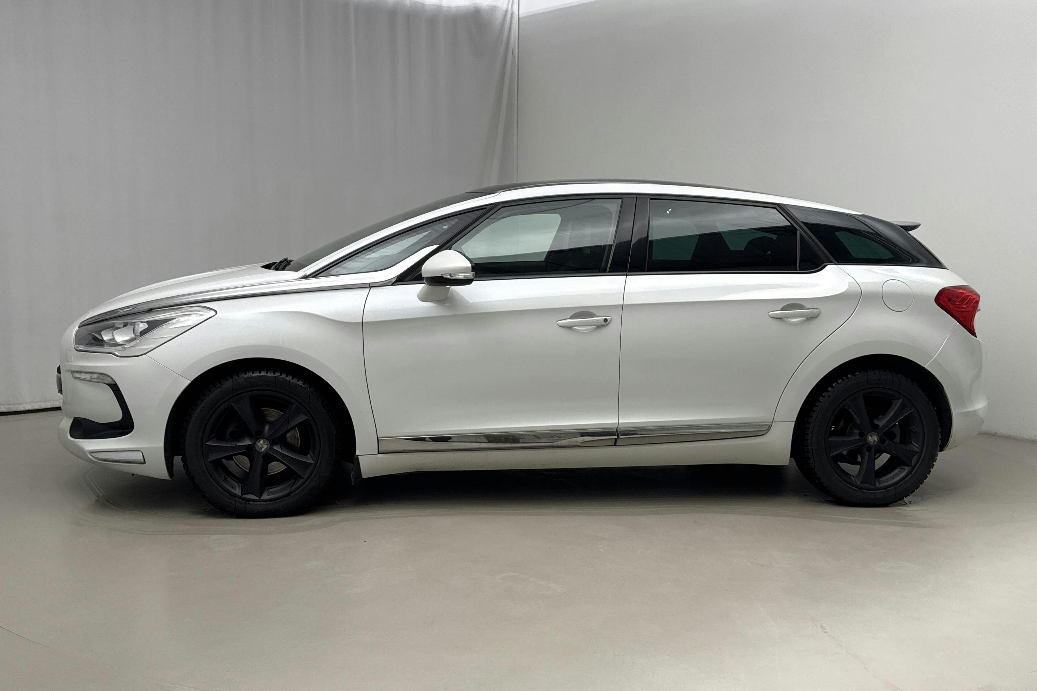 Presentationsfoto 2 av 18: Citroën DS5 1.6 THP (155hk) - 11 747 mil - Automat - vit - 2013