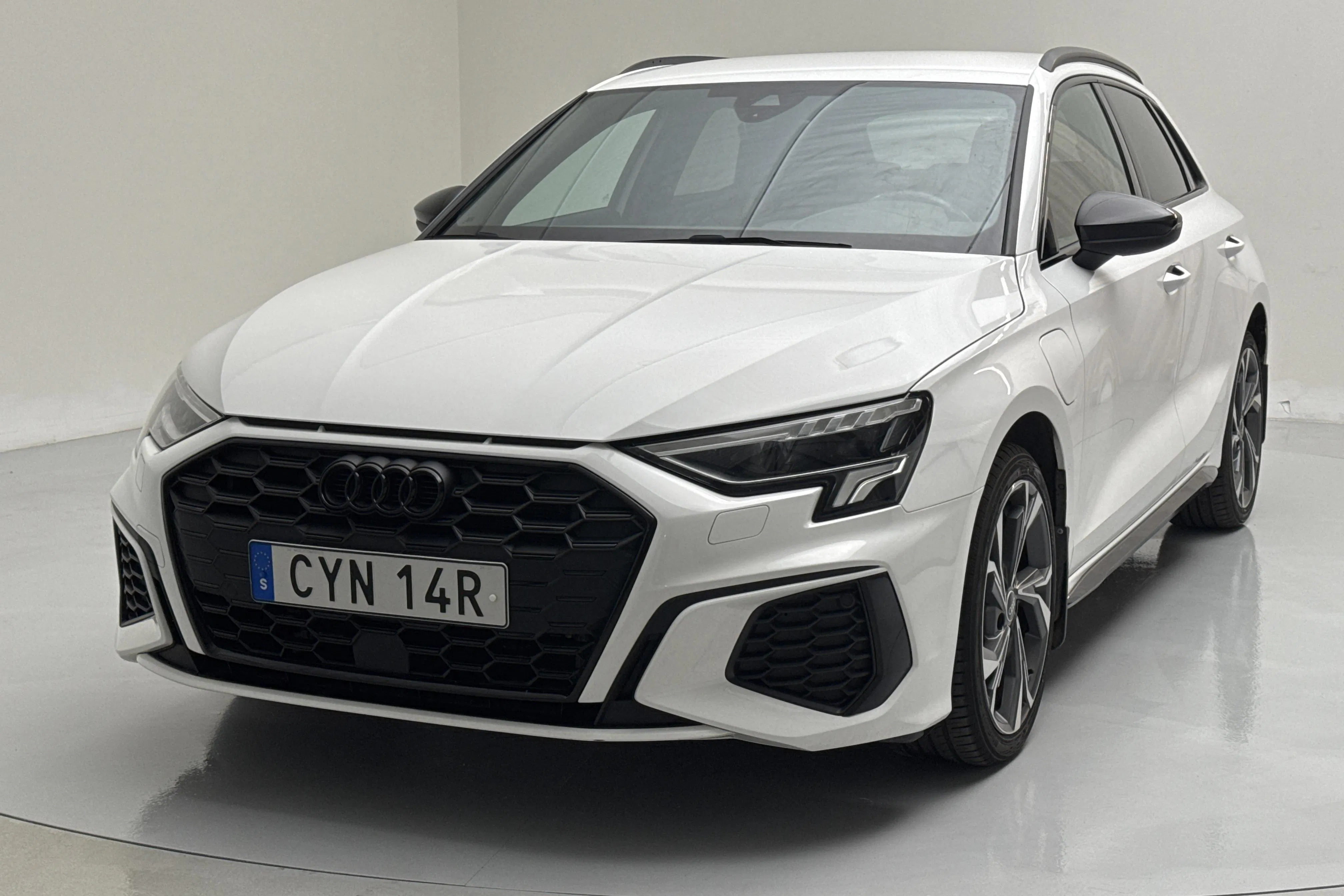 Presentationsfoto 1 av 18: Audi A3 Sportback 45 TFSI e (245hk) - 8 725 mil - Automat - vit - 2021
