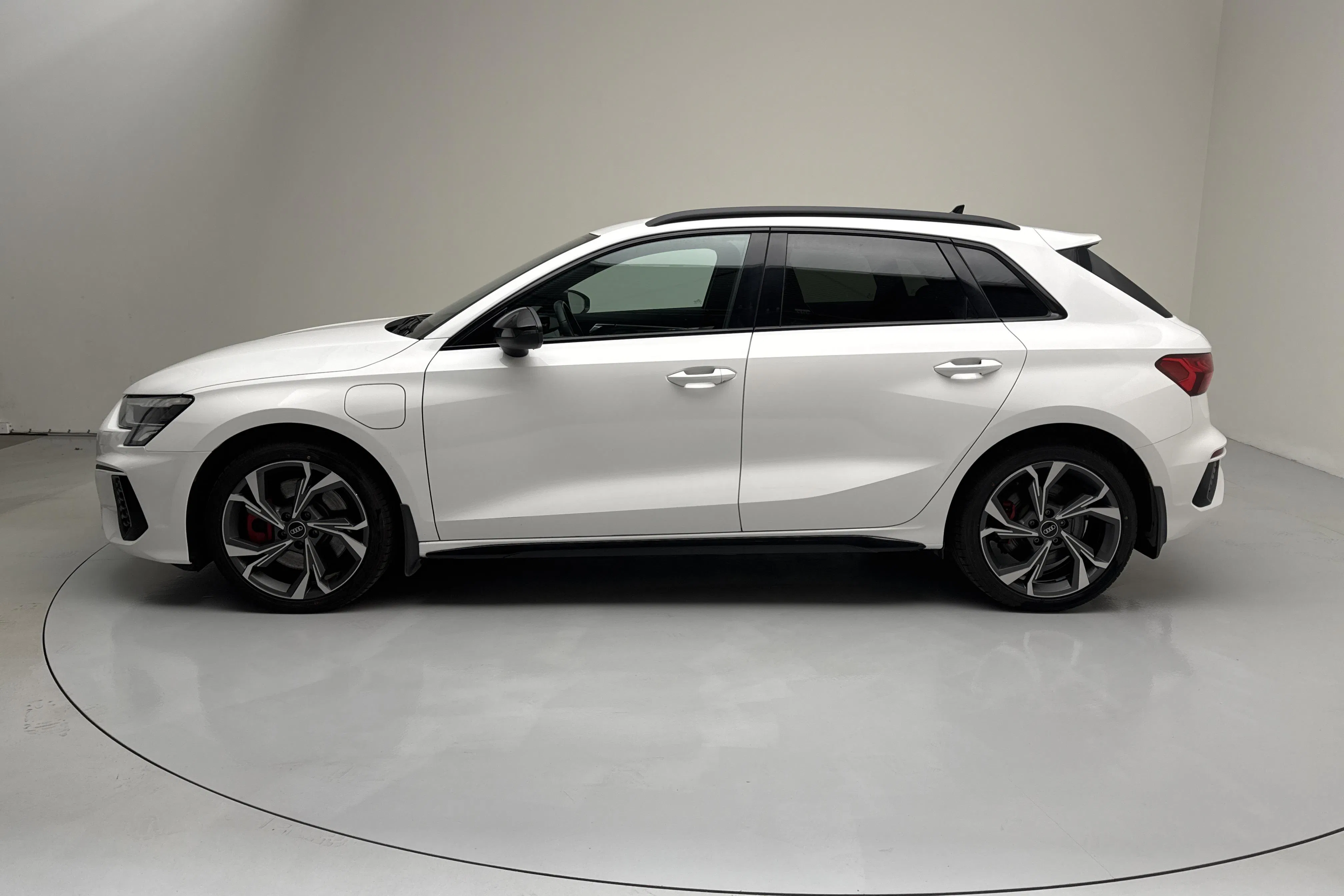 Presentationsfoto 2 av 18: Audi A3 Sportback 45 TFSI e (245hk) - 8 725 mil - Automat - vit - 2021