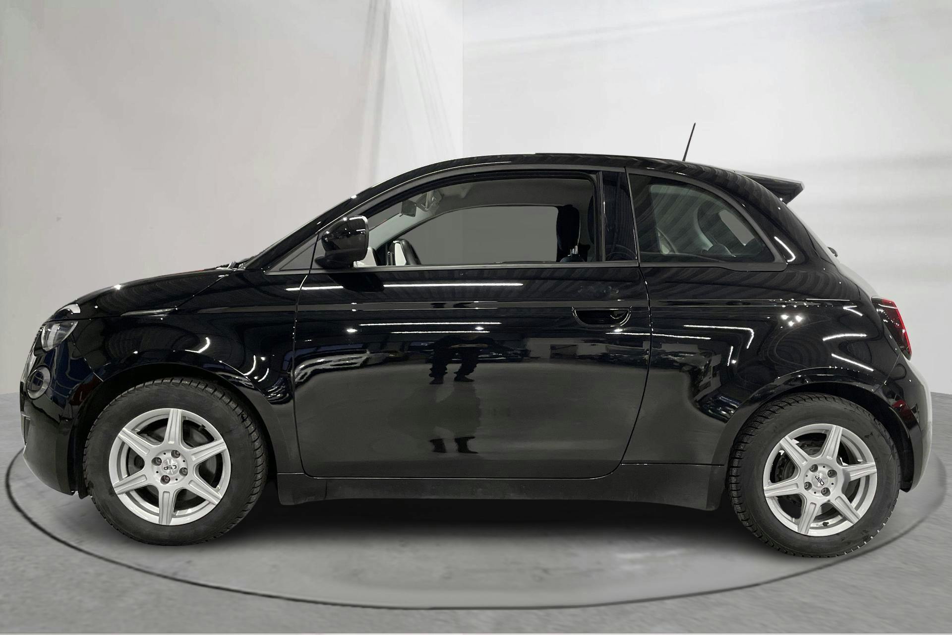 Presentationsfoto 2 av 16: Fiat 500e (118hk) - 6 056 mil - Automat - svart - 2021