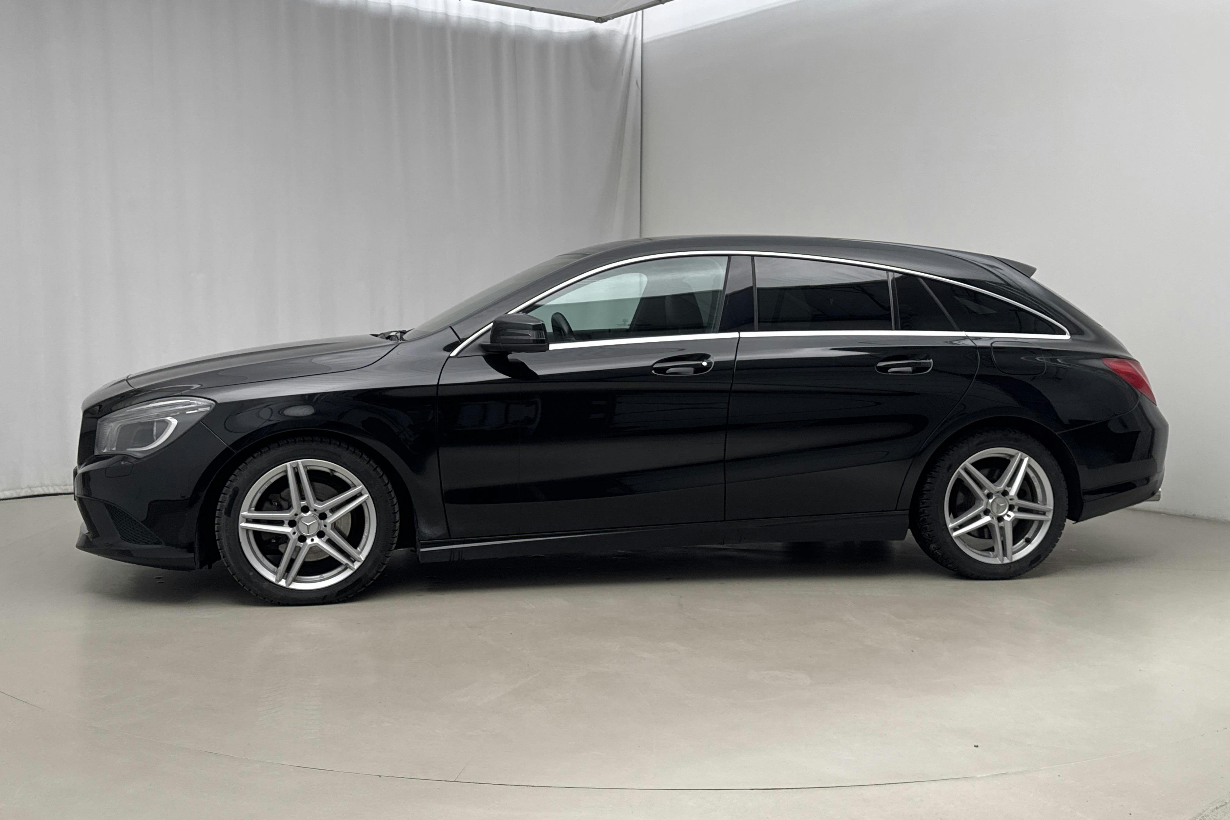 Presentation photo 2 of 18: Mercedes CLA 220 d 4MATIC Shooting Brake (177hk) - 206 800 km - Automatic - black - 2016
