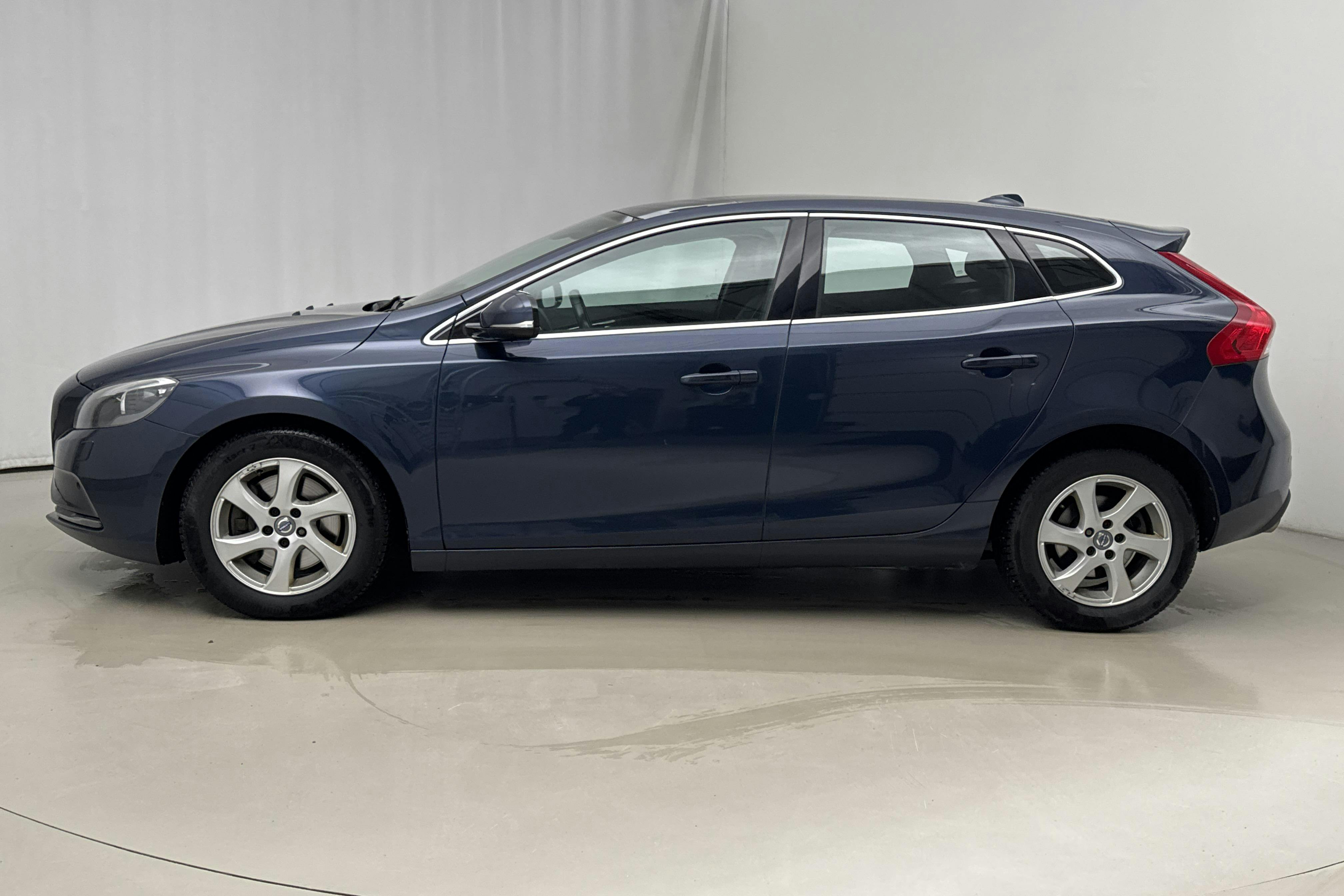 Presentationsfoto 2 av 17: Volvo V40 D4 (190hk) - 19 166 mil - Automat - blå - 2015