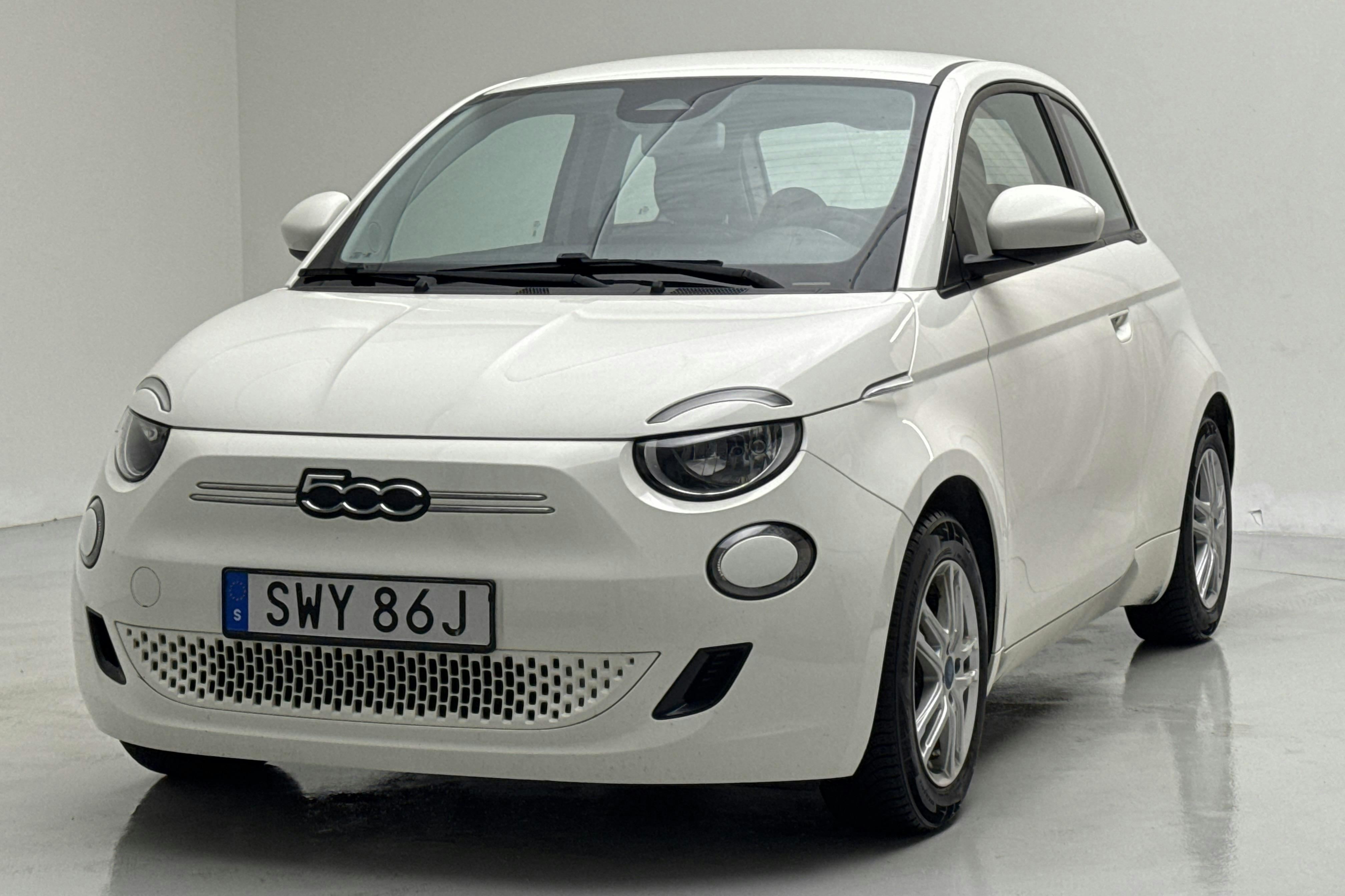 Presentationsfoto 1 av 16: Fiat 500e (118hk) - 6 628 mil - Automat - vit - 2022