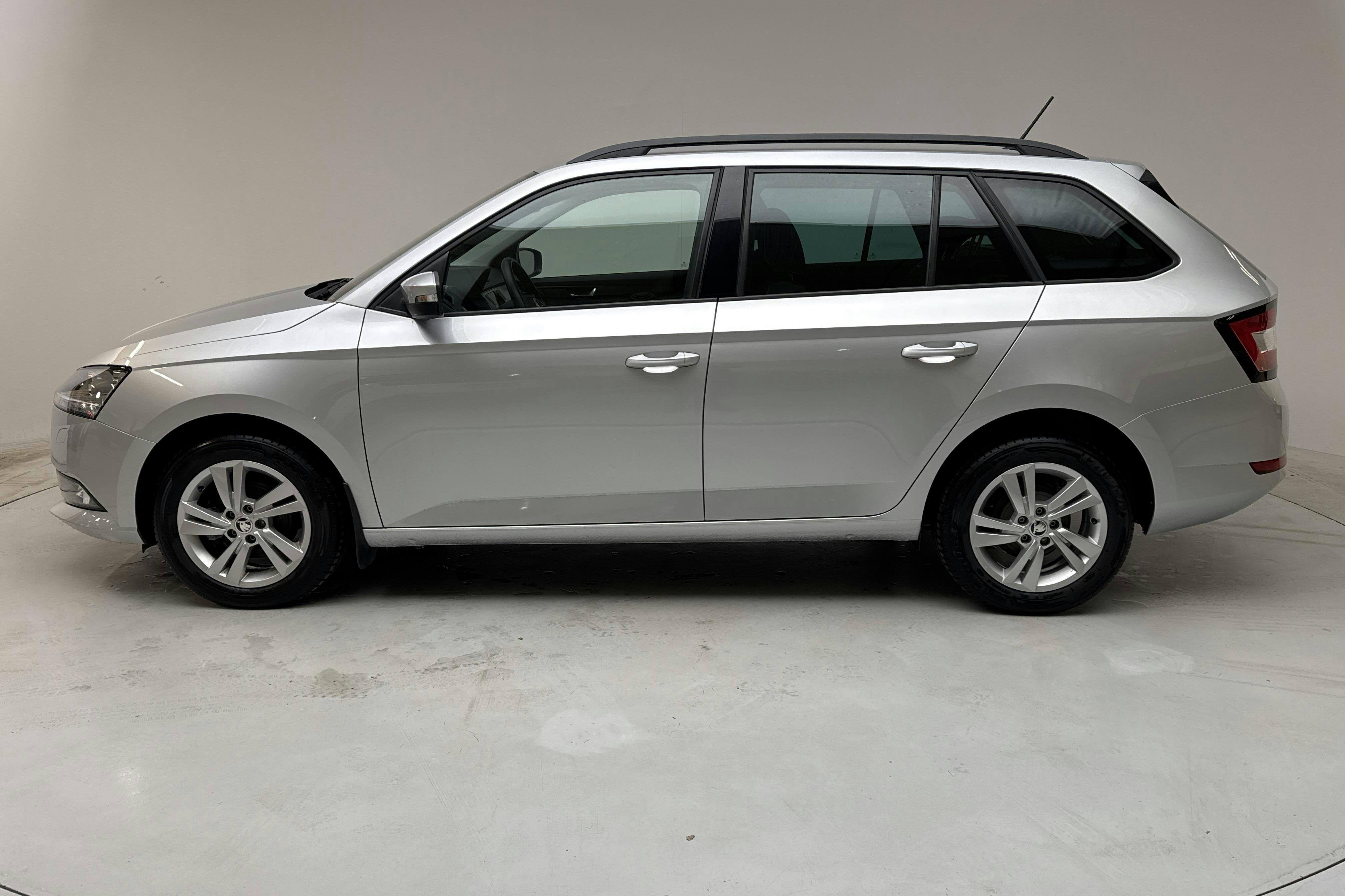 Presentationsfoto 2 av 13: Skoda Fabia 1.0 TSI Kombi (95hk) - 2 960 mil - Manuell - silver - 2020