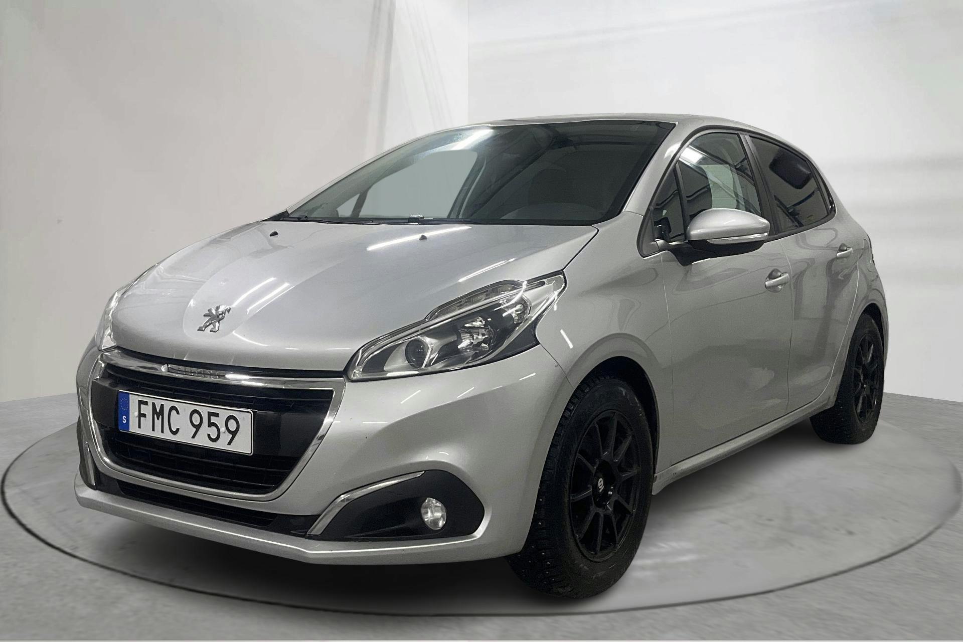 Presentation photo 1 of 17: Peugeot 208 PureTech 5dr (82hk) - 126 800 km - Manual - Light Grey - 2016
