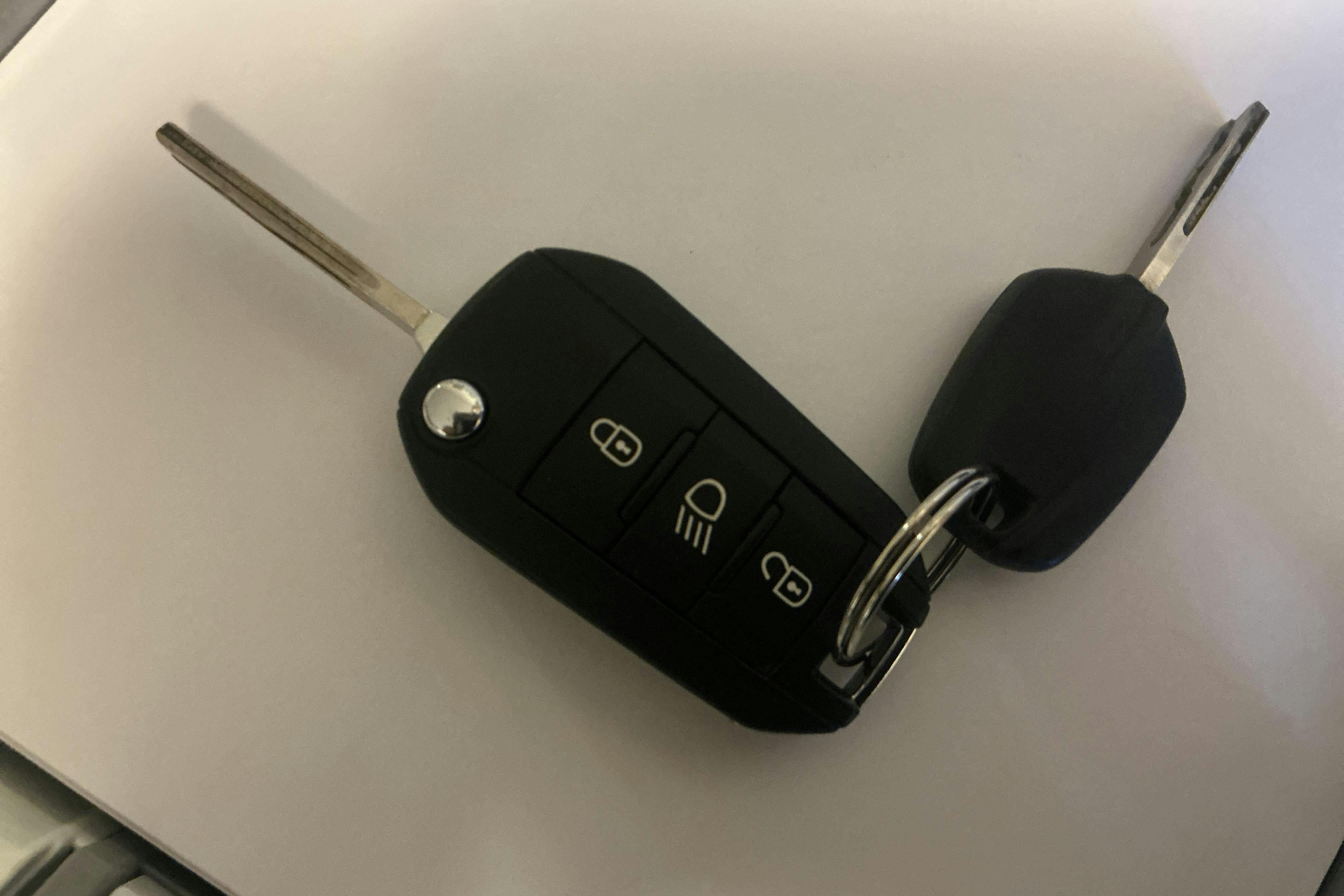 Presentation photo 17 of 17: Peugeot 208 PureTech 5dr (82hk) - 126 800 km - Manual - Light Grey - 2016