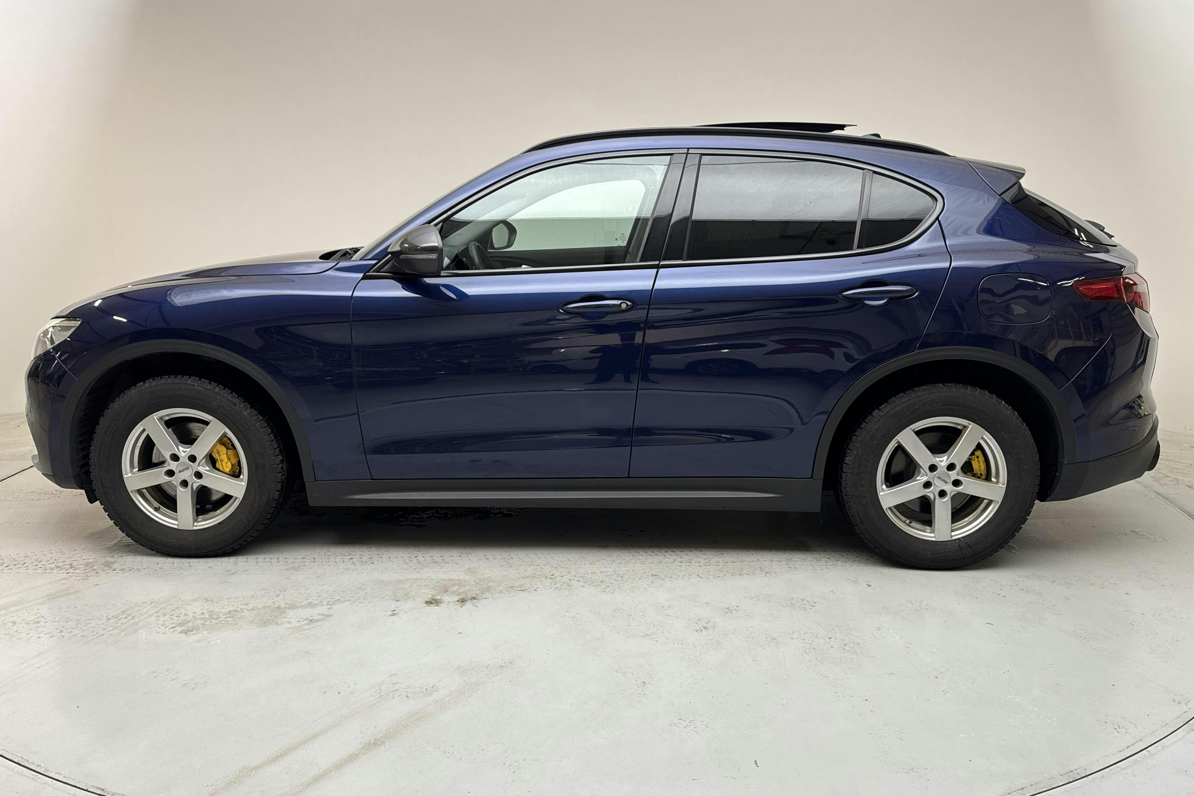 Presentation photo 2 of 14: Alfa Romeo Stelvio 2.0 AWD (280hk) - 114 420 km - Automatic - blue - 2019