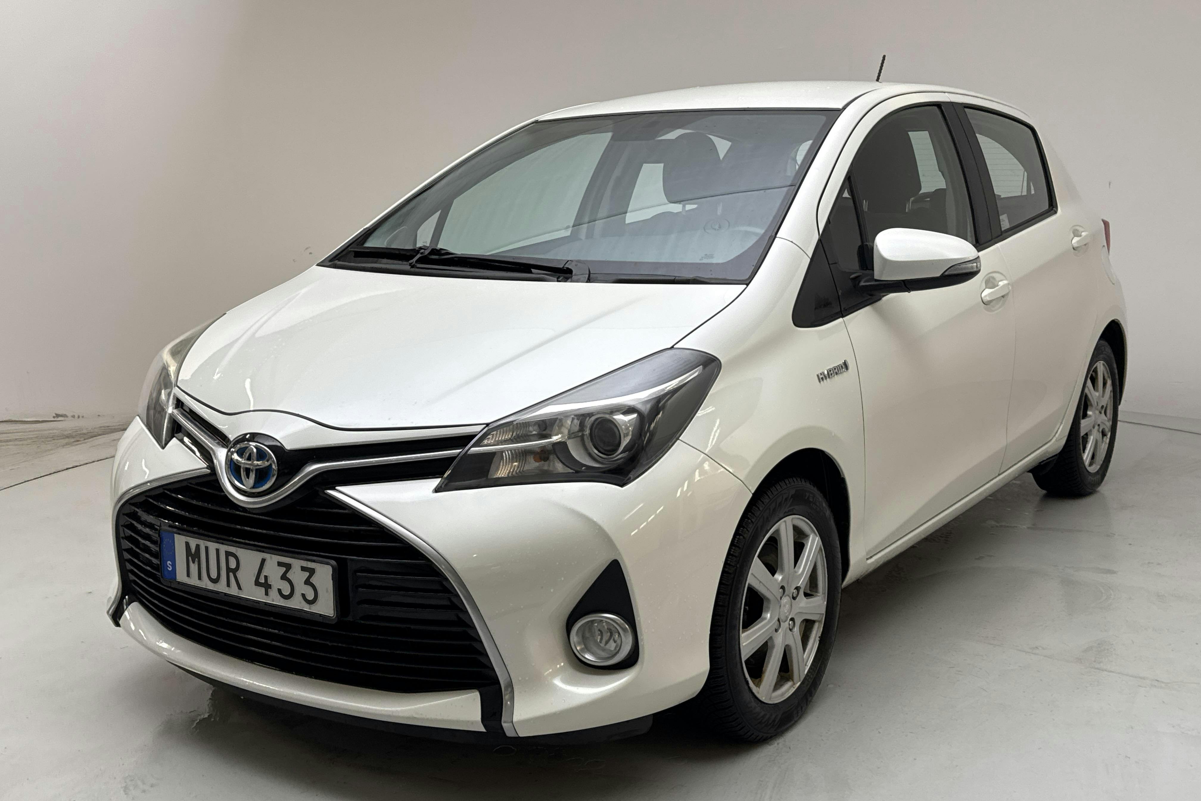 Presentation photo 1 of 14: Toyota Yaris 1.5 HSD 5dr (75hk) - 163 400 km - Automatic - Light Grey - 2015