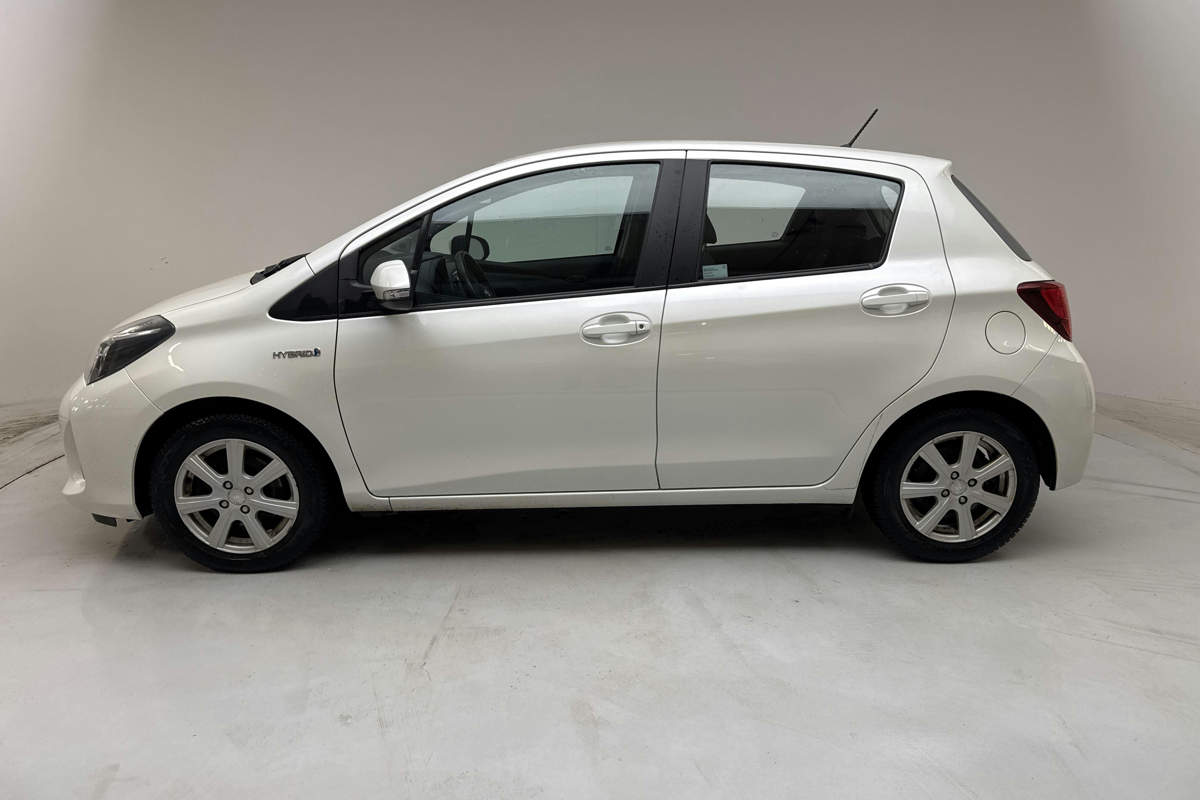 Presentation photo 2 of 14: Toyota Yaris 1.5 HSD 5dr (75hk) - 163 400 km - Automatic - Light Grey - 2015