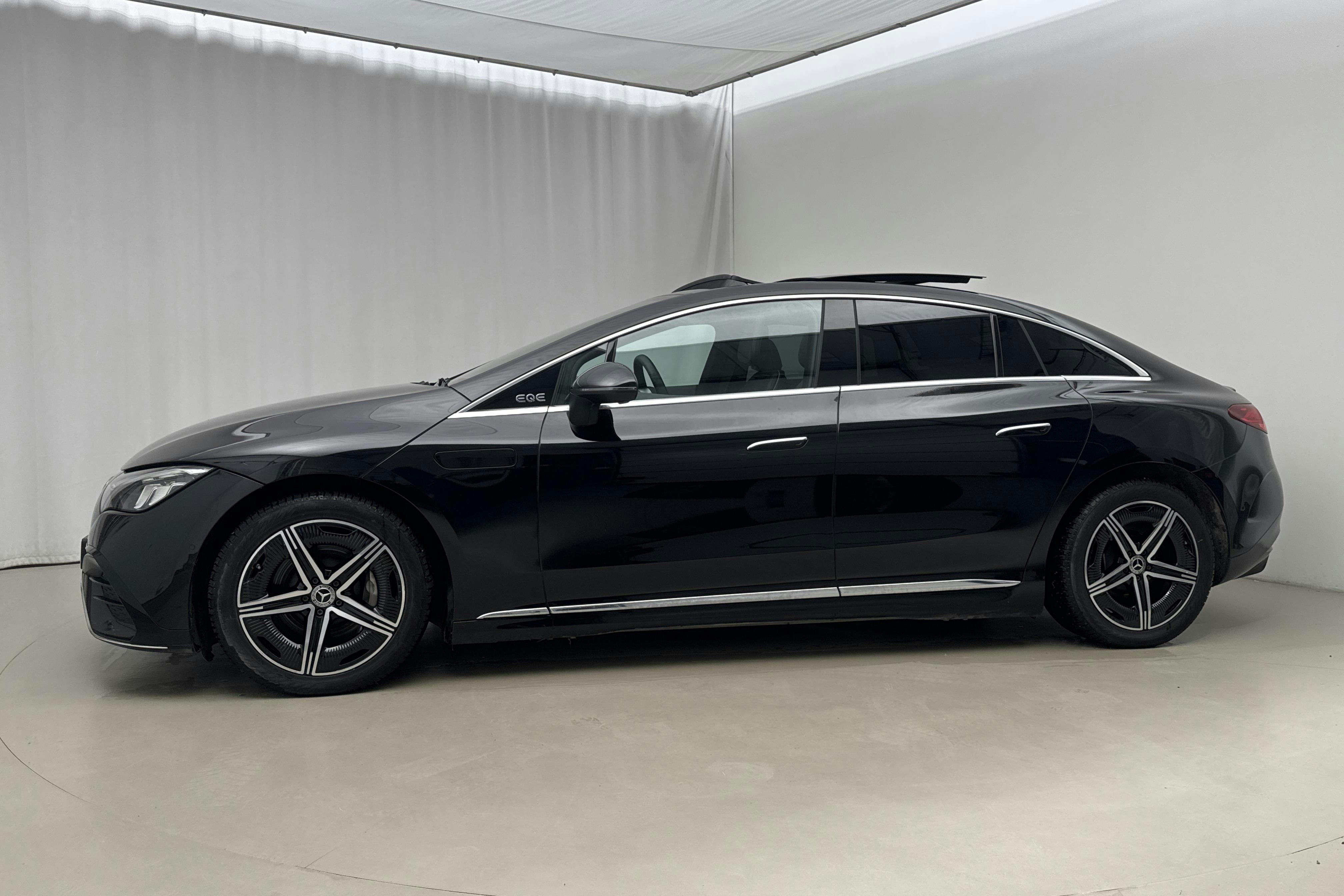 Presentation photo 2 of 26: Mercedes EQE 350 4Matic V295 (292hk) - 70 460 km - Automatic - black - 2024