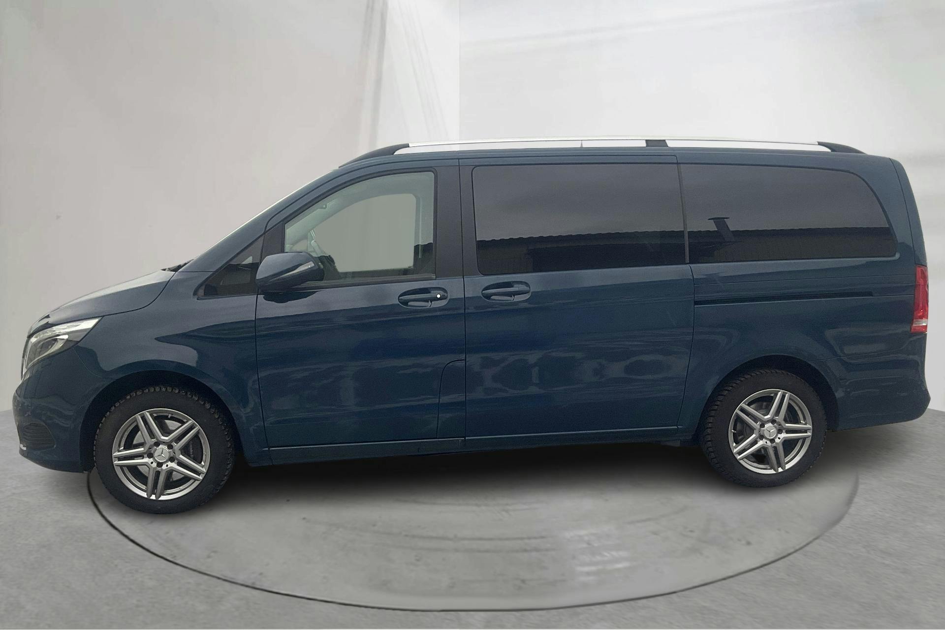 Presentationsfoto 2 av 19: Mercedes V 250 d 4MATIC W447 (190hk) - 10 989 mil - Automat - blå - 2018
