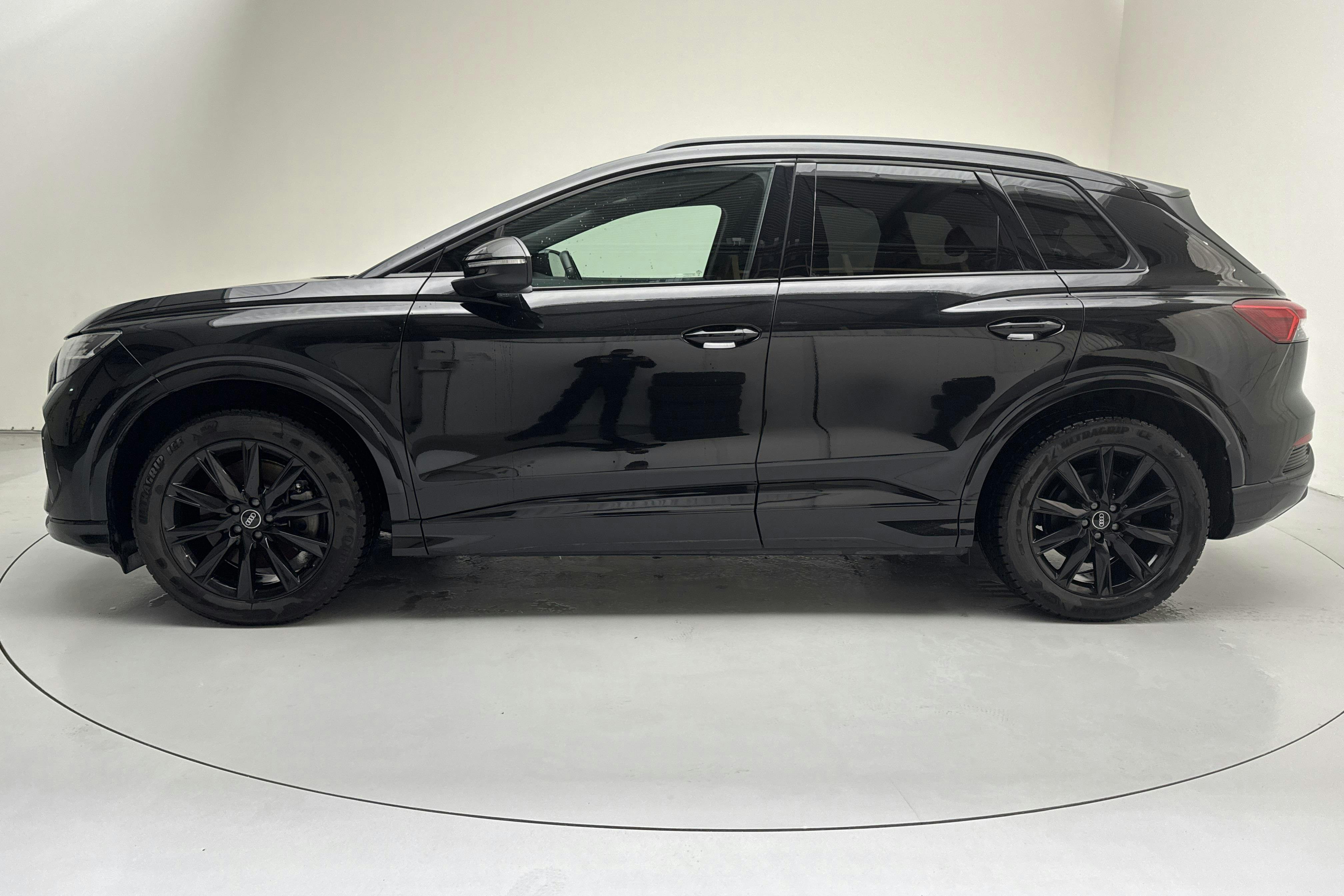 Presentation photo 2 of 18: Audi Q4 40 e-tron 77kWh (204hk) - 39 140 km - Automatic - black - 2024