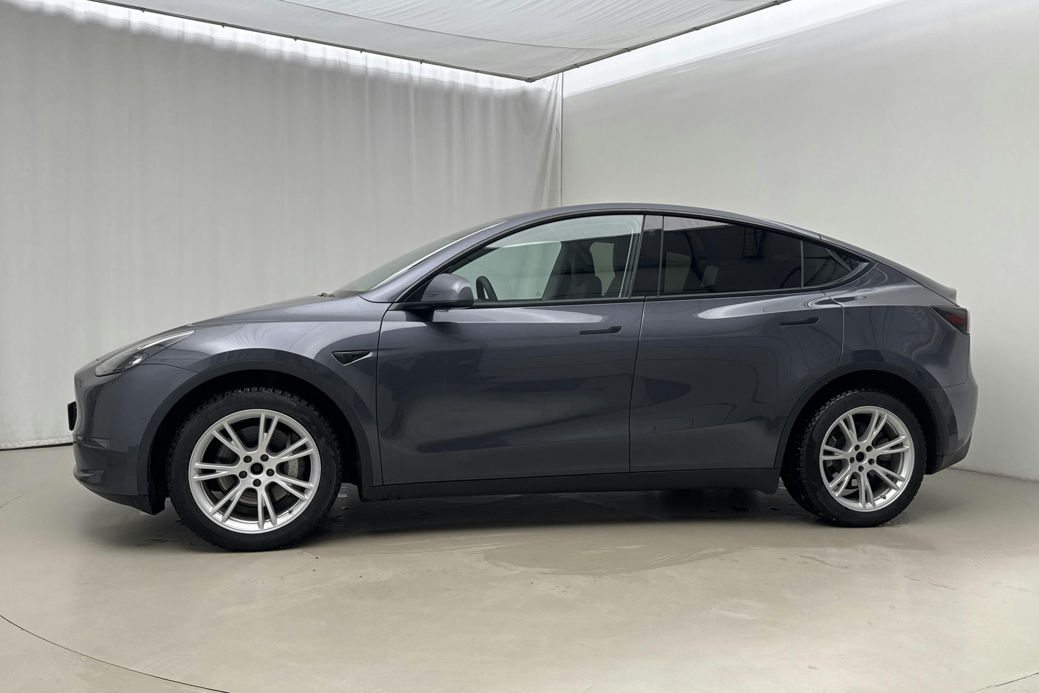 Presentationsfoto 2 av 22: Tesla Model Y Long Range Dual Motor AWD - 4 366 mil - Automat - 2022