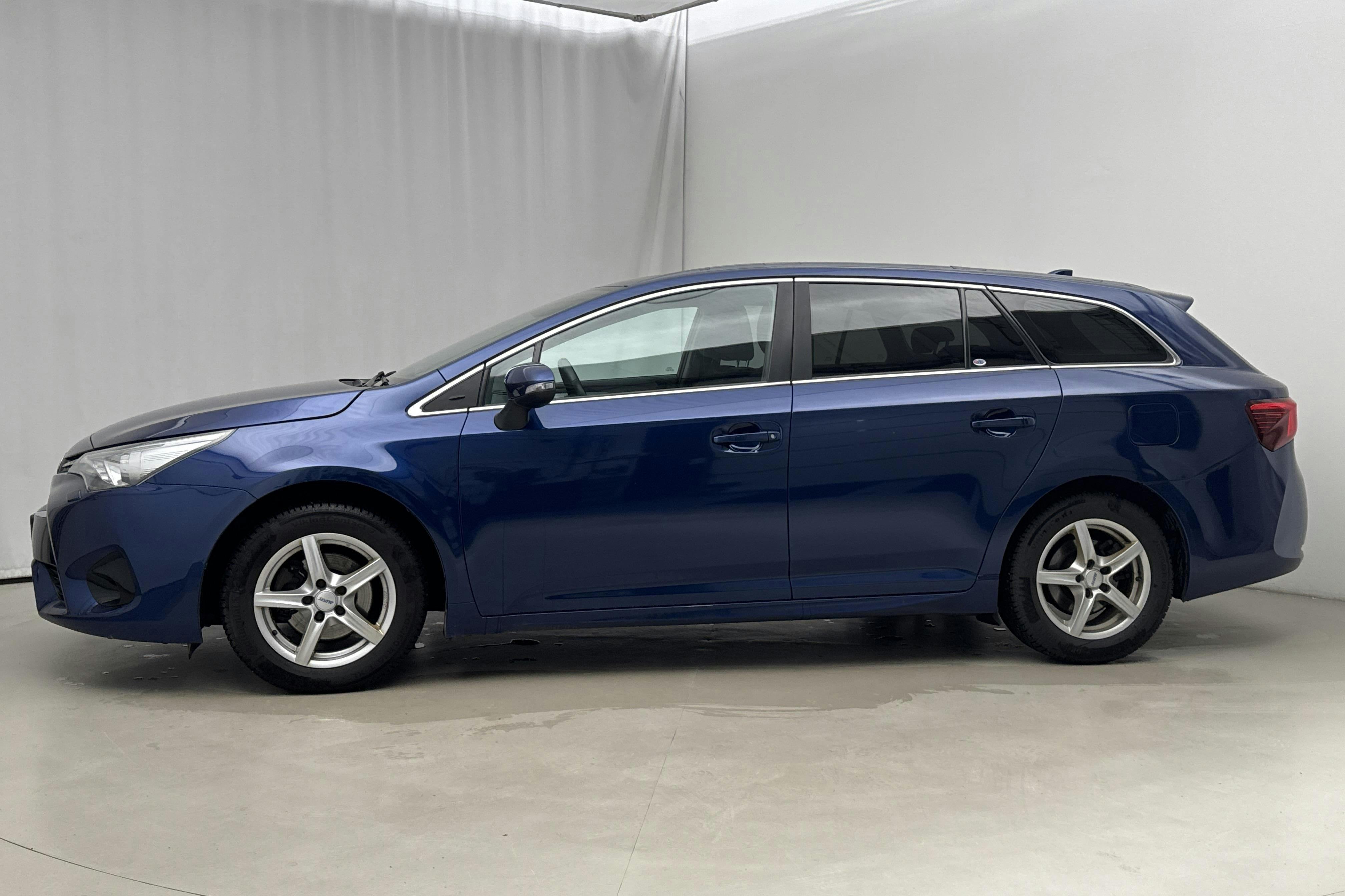 Presentation photo 2 of 15: Toyota Avensis 1.8 Touring Sports (147hk) - 132 870 km - Automatic - Dark Blue - 2016