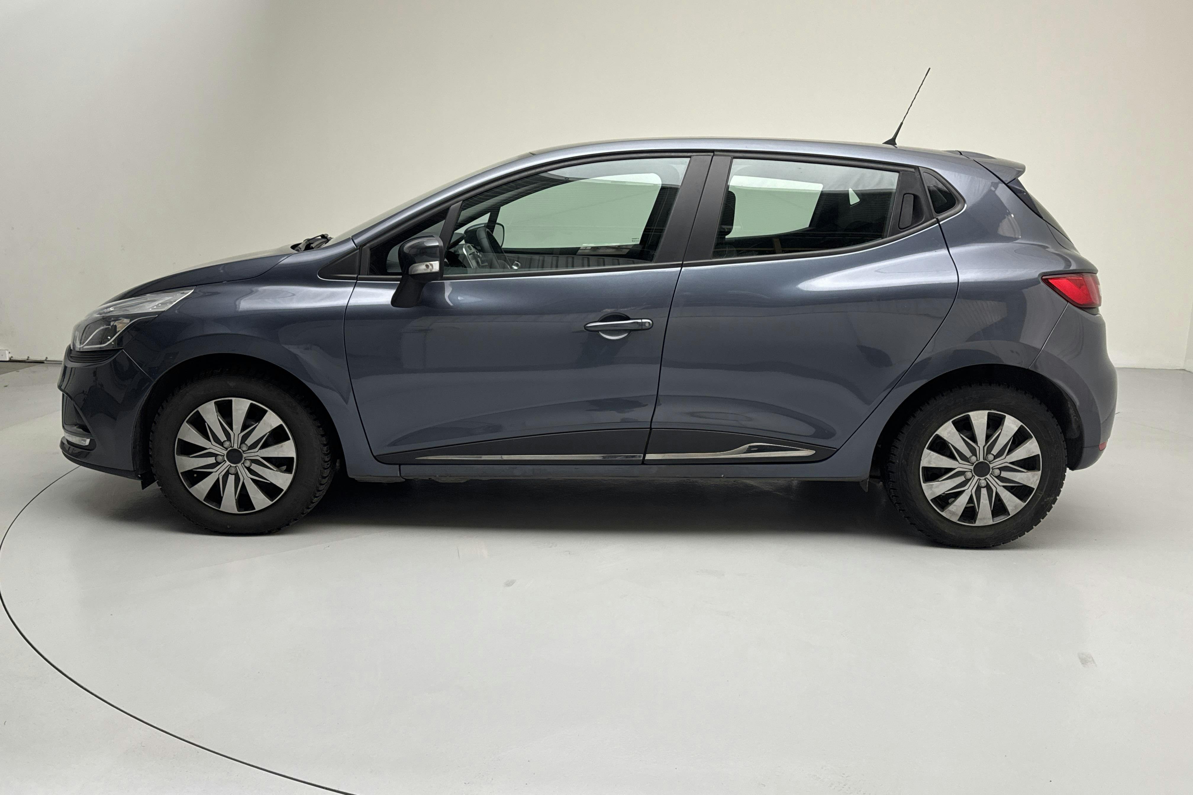 Presentationsfoto 2 av 13: Renault Clio IV 0.9 TCe 75 5dr (75hk) - 7 007 mil - Manuell - grå - 2019
