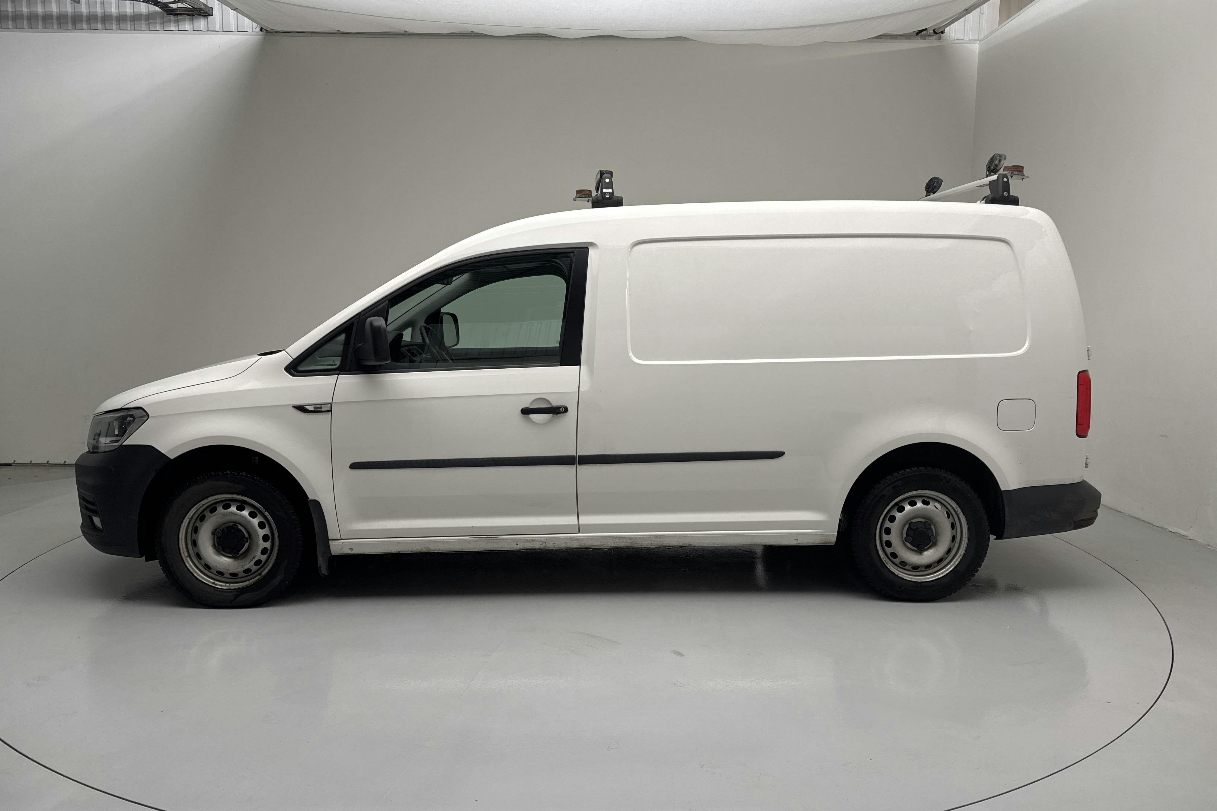 Presentationsfoto 2 av 12: VW Caddy 2.0 TDI Maxi Skåp (102hk) - 11 030 mil - Automat - vit - 2020