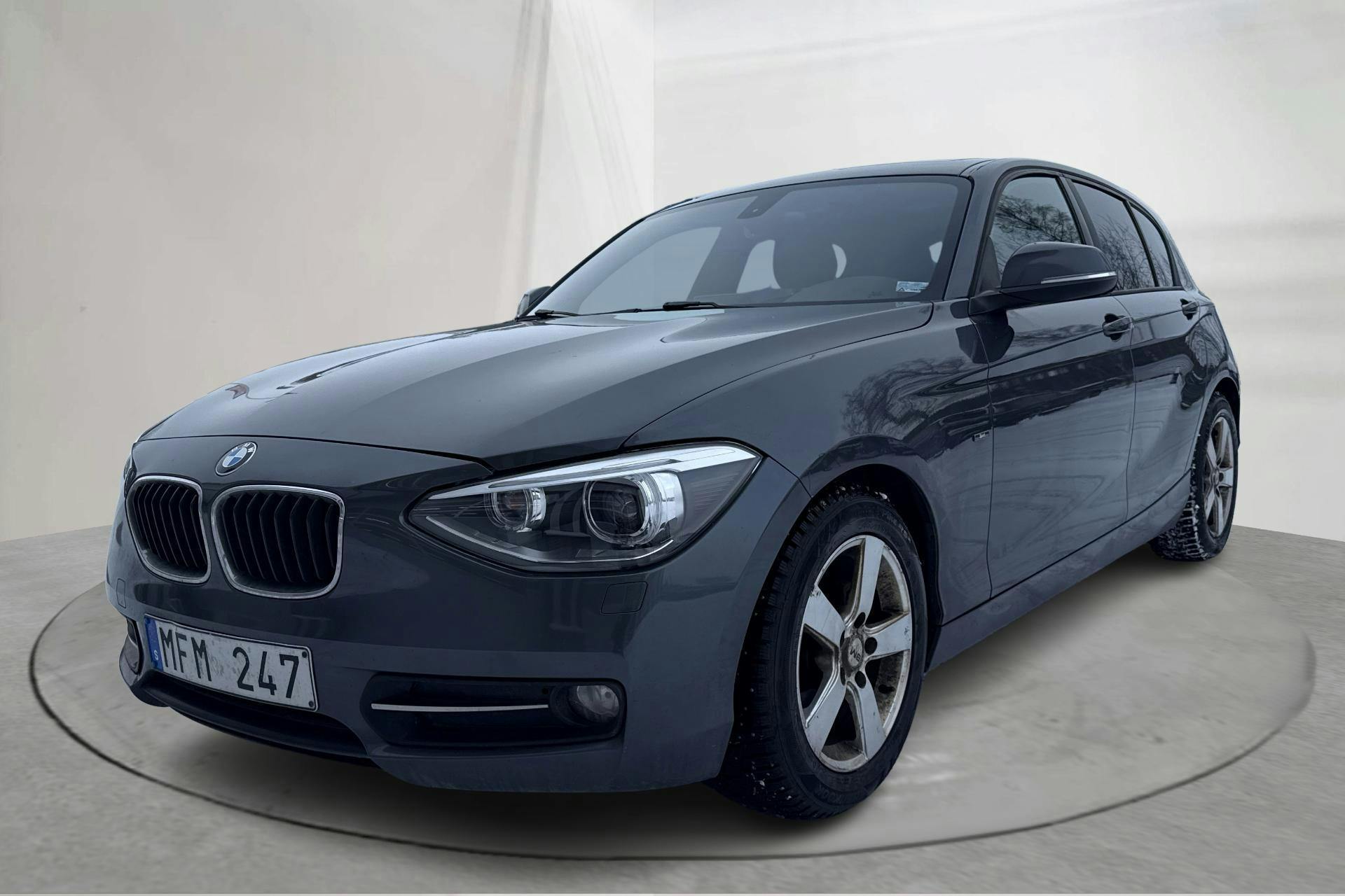 Presentation photo 1 of 15: BMW 118d 5dr, F20 (143hk) - 193 100 km - Manual - gray - 2012