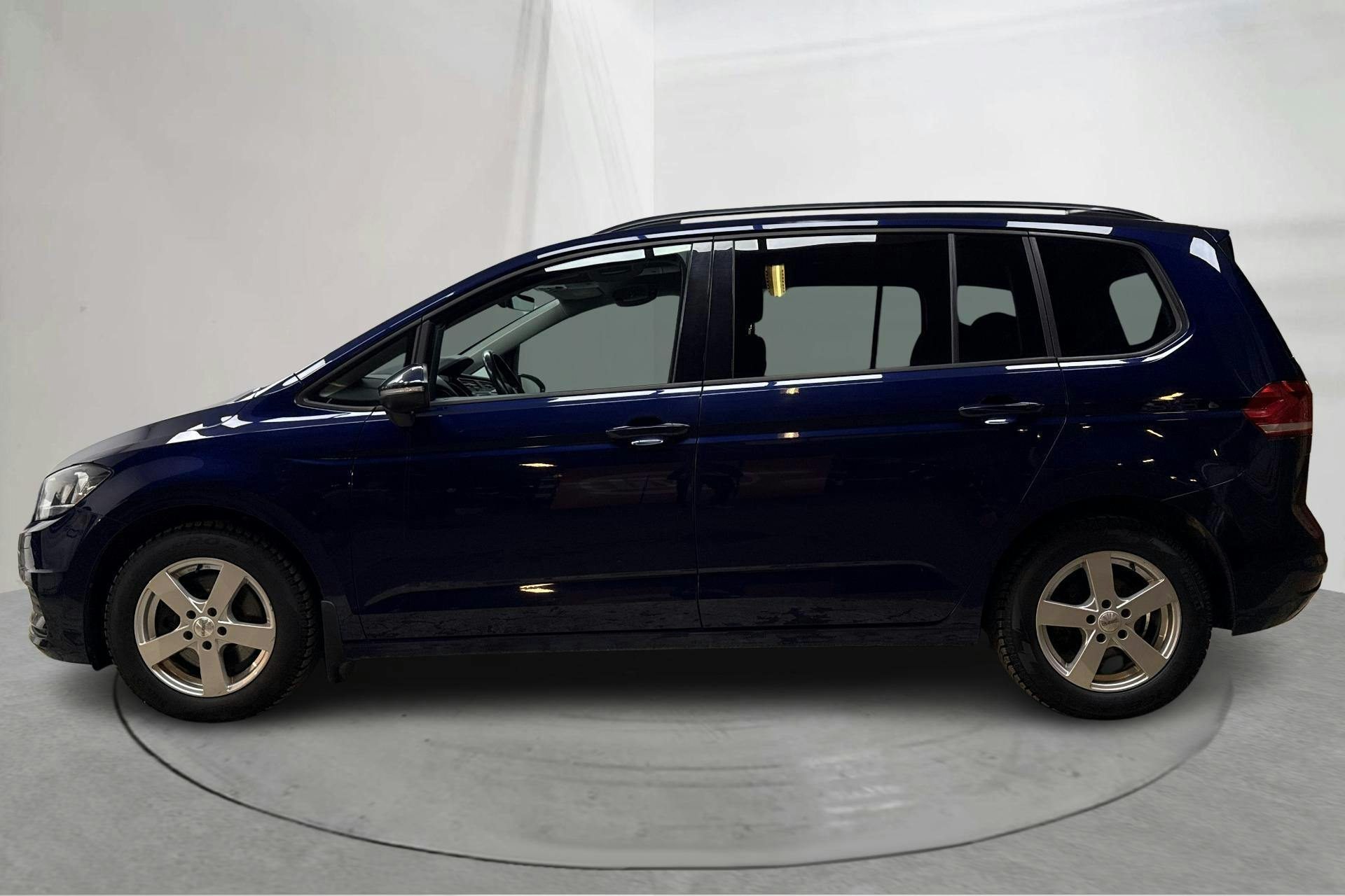 Presentationsfoto 2 av 17: VW Touran 1.6 TDI (115hk) - 9 404 mil - Automat - Dark Blue - 2019
