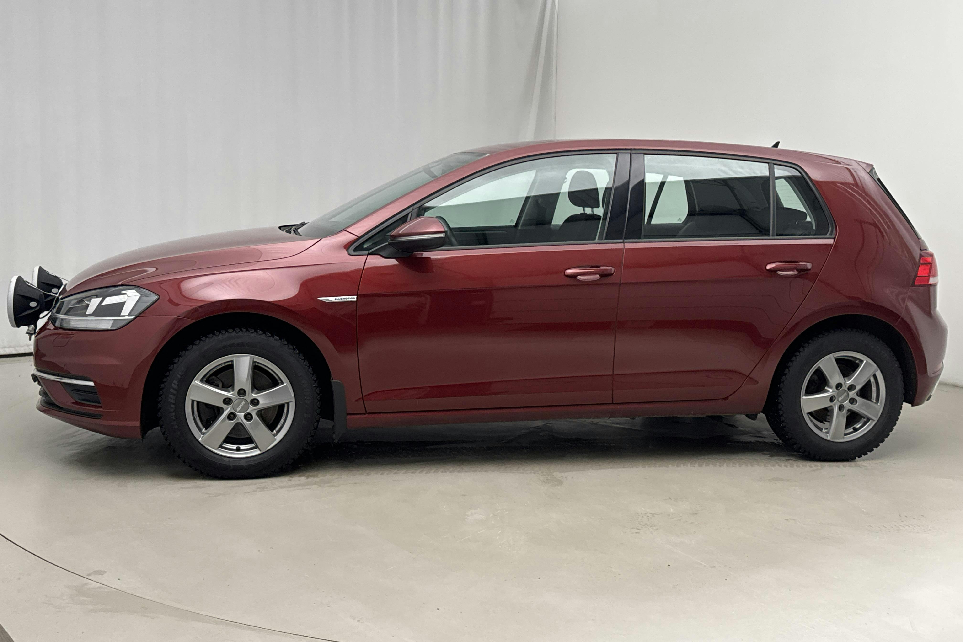Præsentationsfoto 2 af 15: VW Golf VII 1.5 TGI 5dr (130hk) - 38 440 kilometer - Salgsautomat - Dark Red - 2019