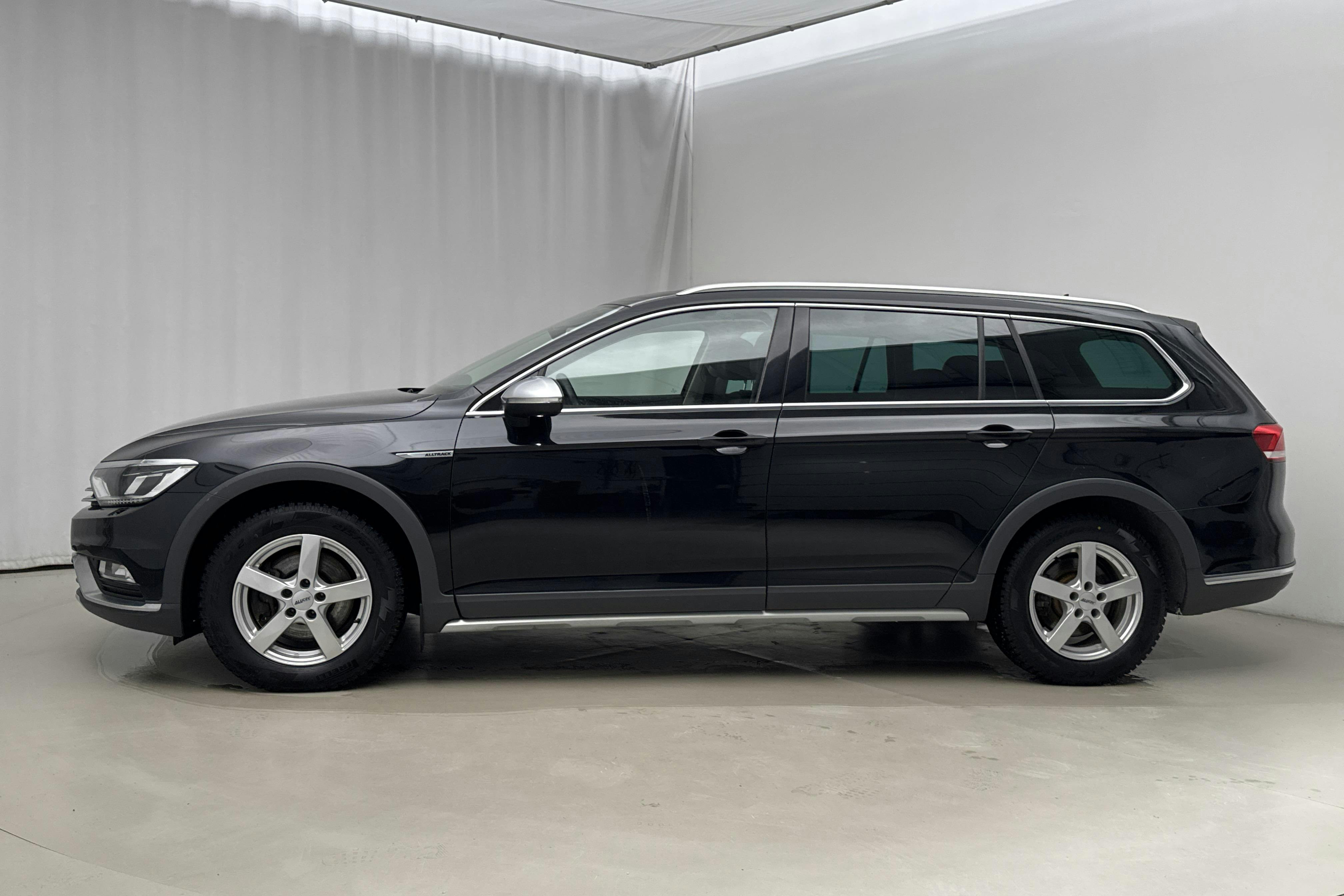Præsentationsfoto 2 af 20: VW Passat Alltrack 2.0 TDI 4MOTION (190hk) - 102 540 kilometer - Salgsautomat - Sort - 2019