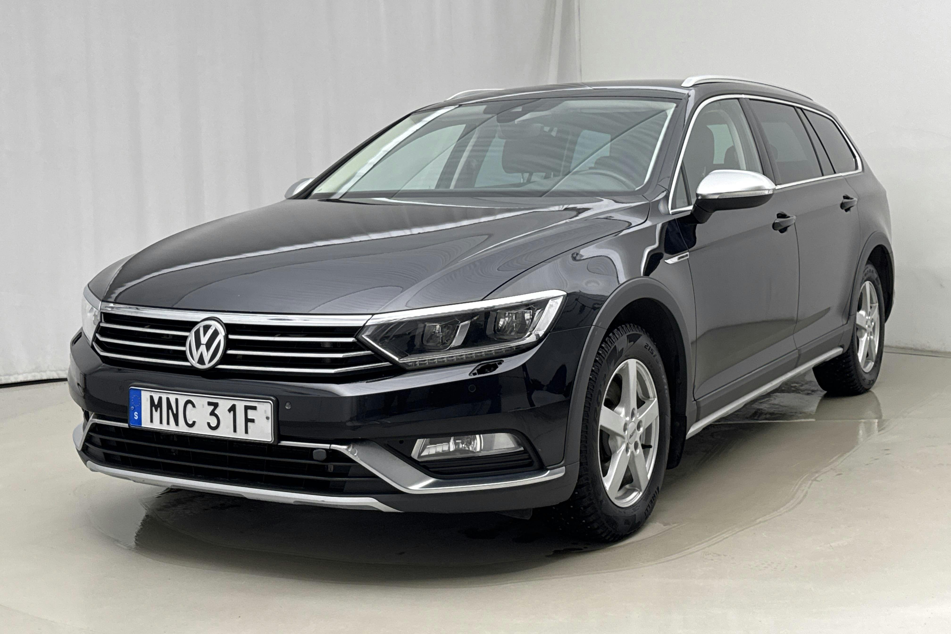 Præsentationsfoto 1 af 20: VW Passat Alltrack 2.0 TDI 4MOTION (190hk) - 102 540 kilometer - Salgsautomat - Sort - 2019