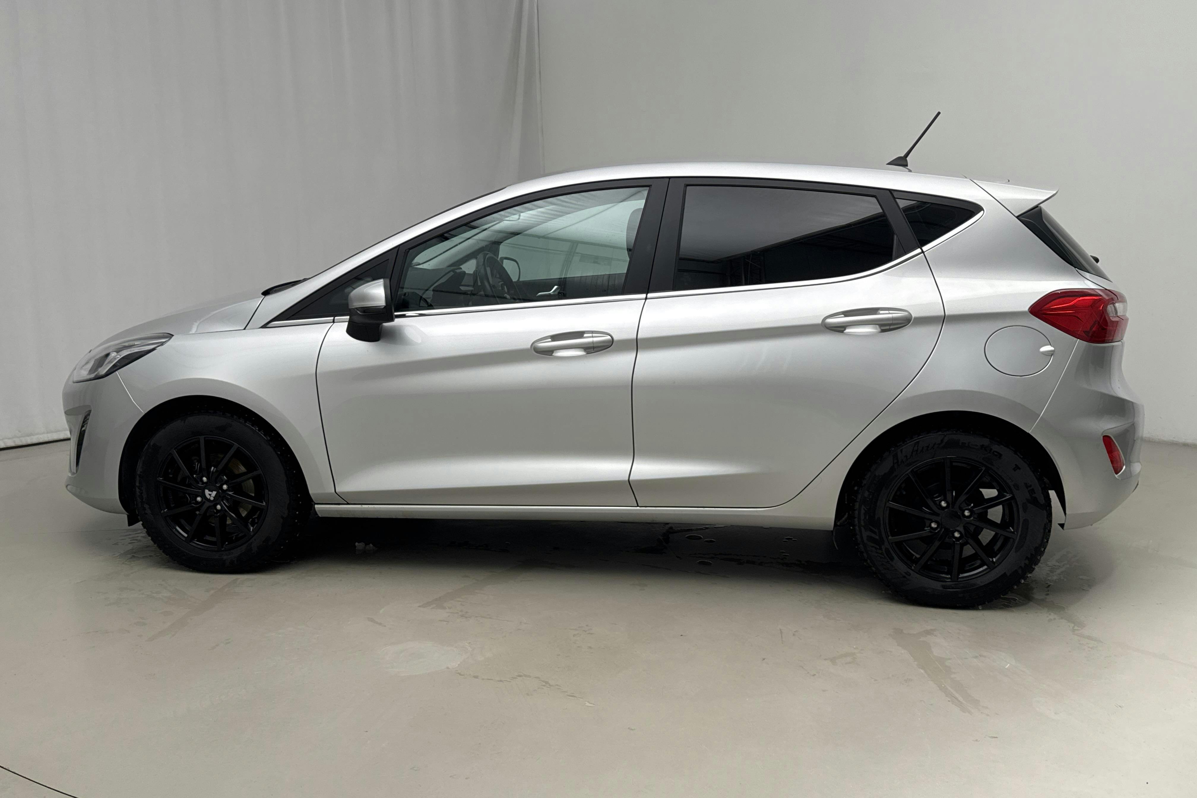 Zdjęcie prezentacyjne 2 z 15: Ford Fiesta 1.0T EcoBoost 5dr (100hk) - 102 870 km - Manualna - szary - 2017