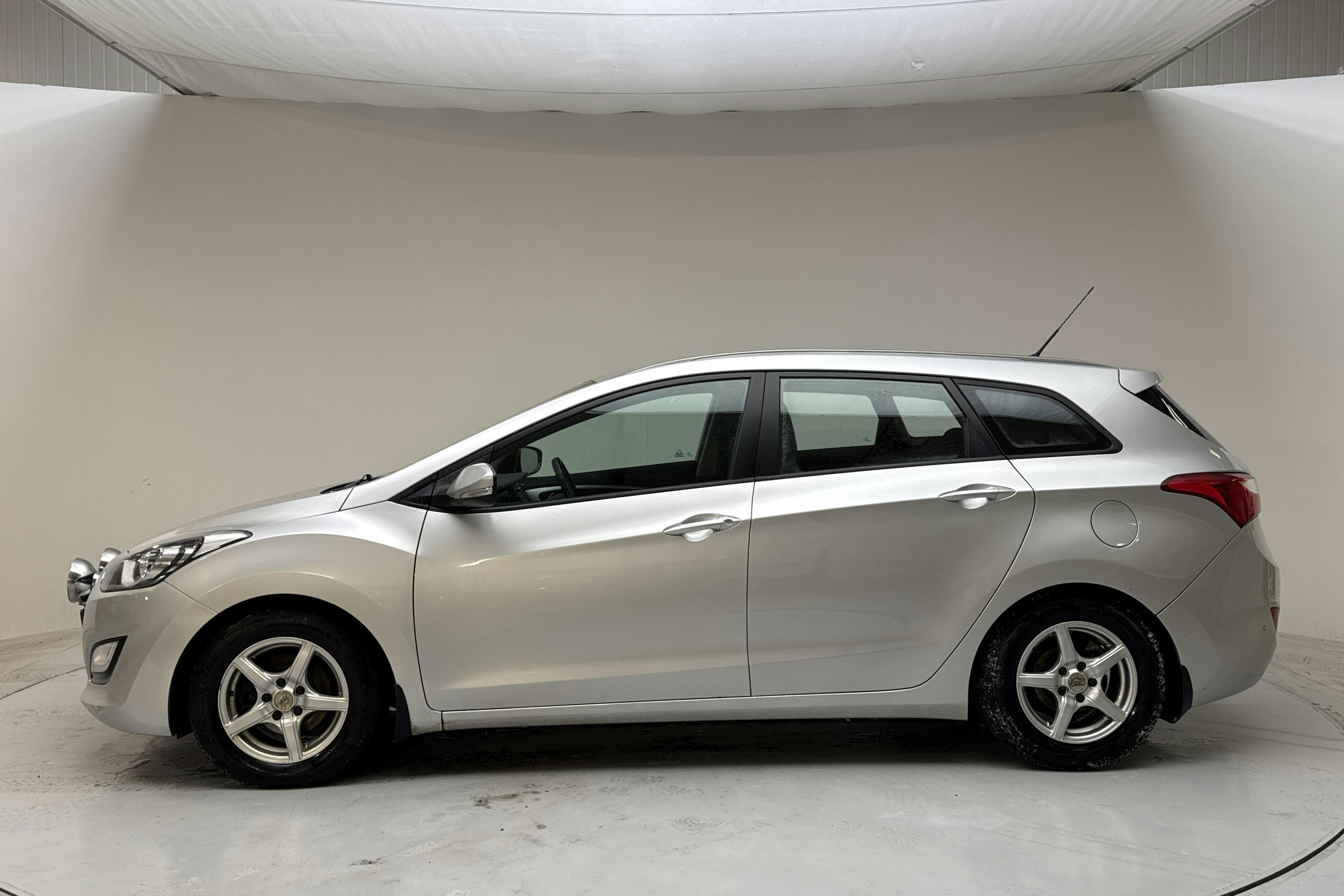 Presentation photo 2 of 12: Hyundai i30 1.6 CRDi Kombi (110hk) - 168 660 km - Manual - silver - 2013