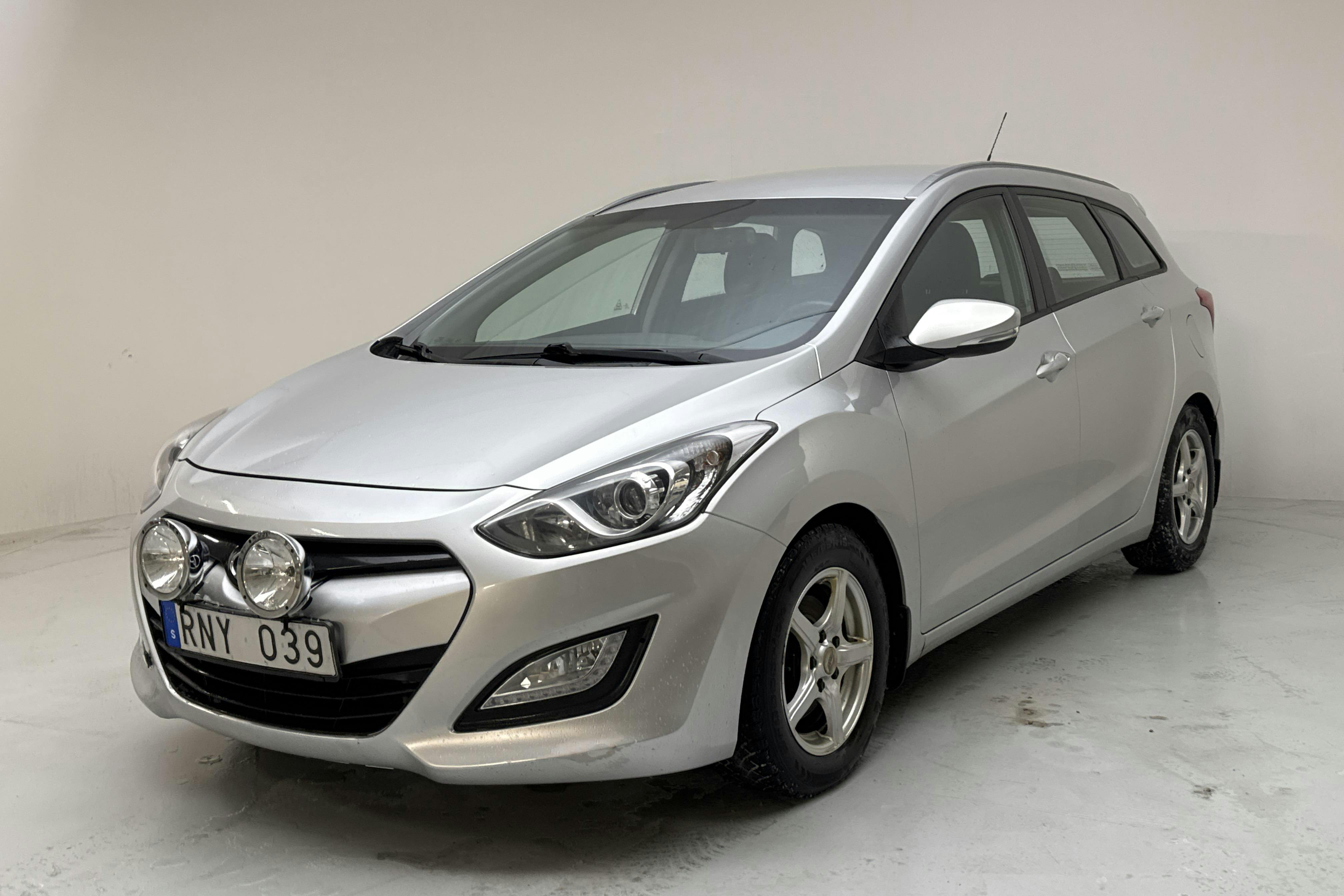 Presentation photo 1 of 12: Hyundai i30 1.6 CRDi Kombi (110hk) - 168 660 km - Manual - silver - 2013