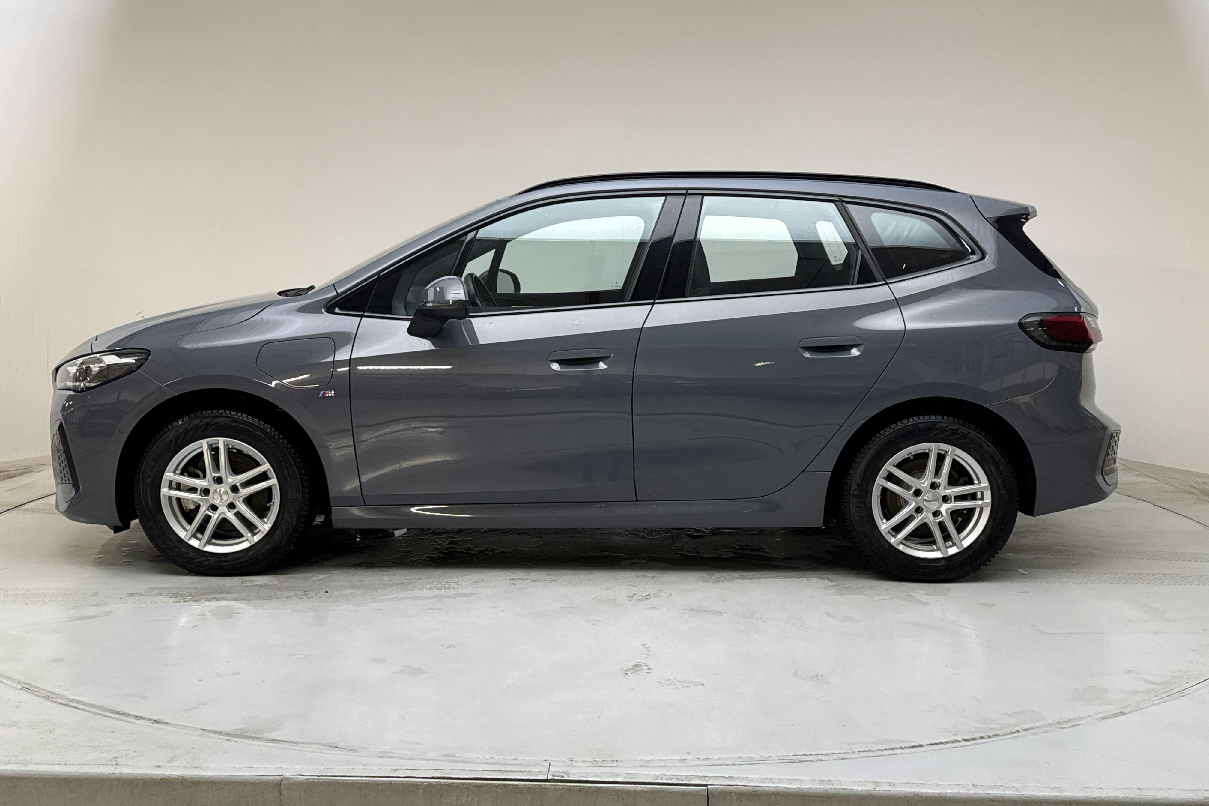 Presentationsfoto 2 av 17: BMW 225xe Active Tourer 16,3kWh, U06 (245hk) - 3 562 mil - Automat - grå - 2024