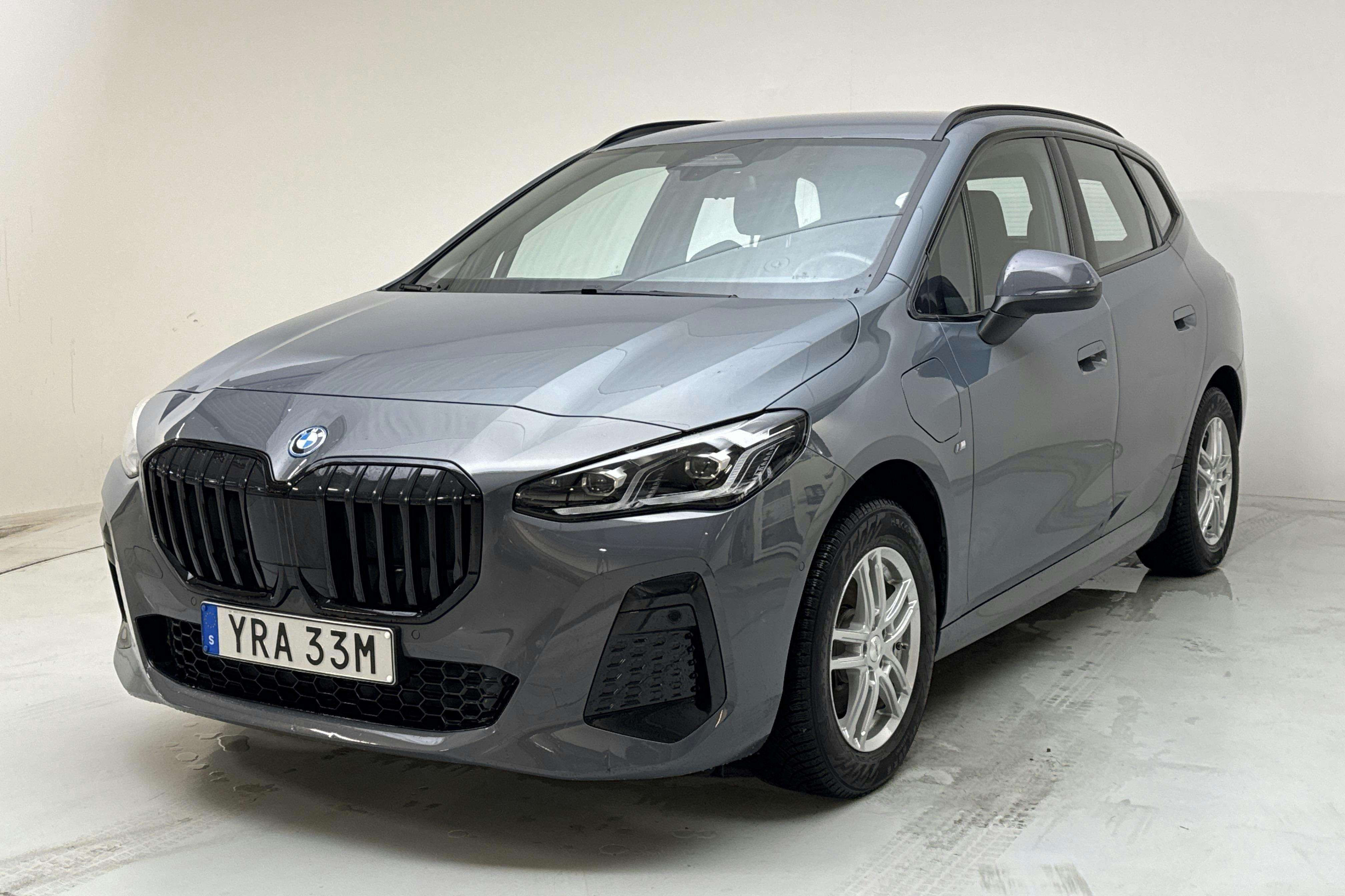 Presentationsfoto 1 av 17: BMW 225xe Active Tourer 16,3kWh, U06 (245hk) - 3 562 mil - Automat - grå - 2024