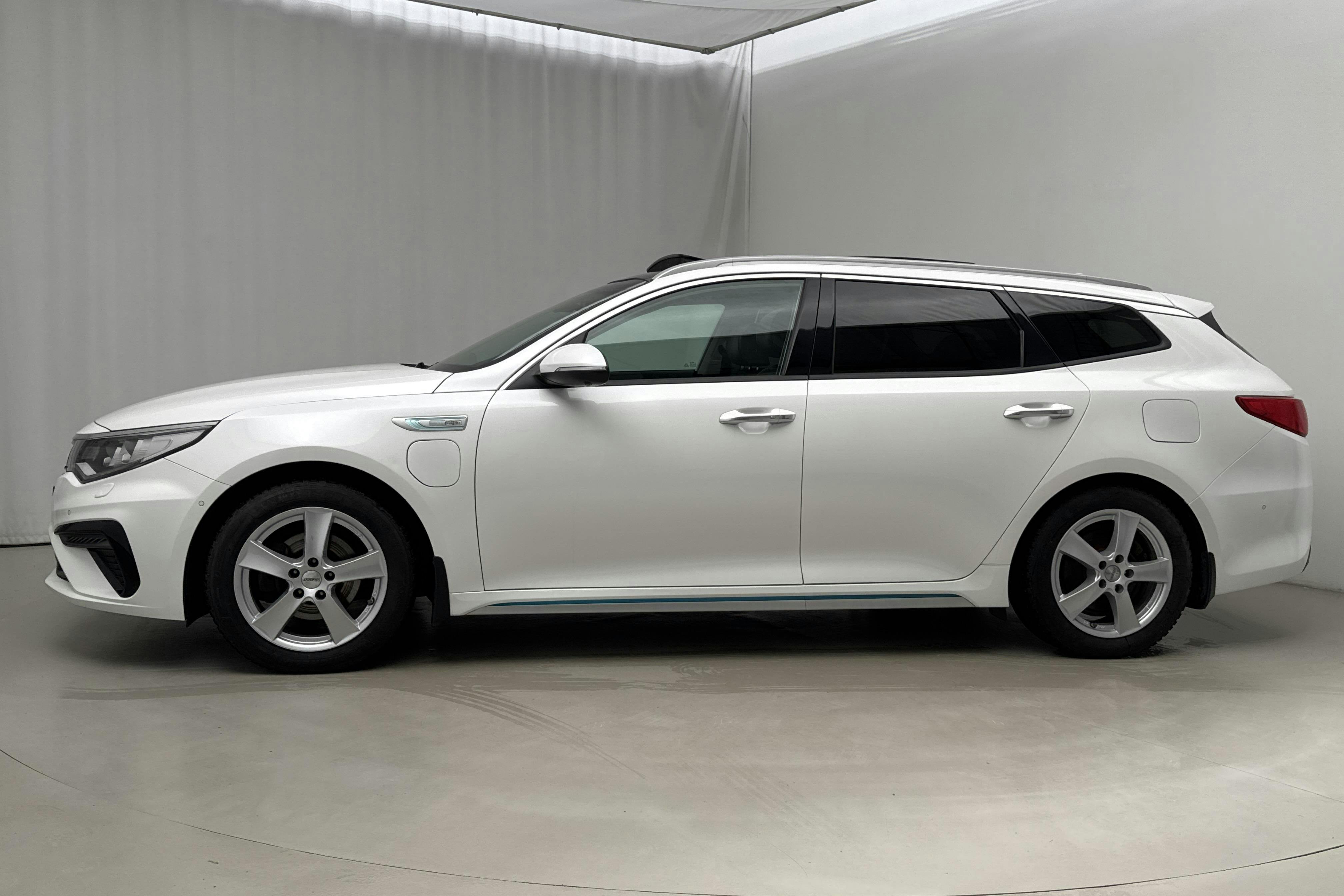 Presentation photo 2 of 29: KIA Optima 2.0 GDi Plug-in Hybrid SW (205hk) - 126 980 km - Automatic - white - 2019