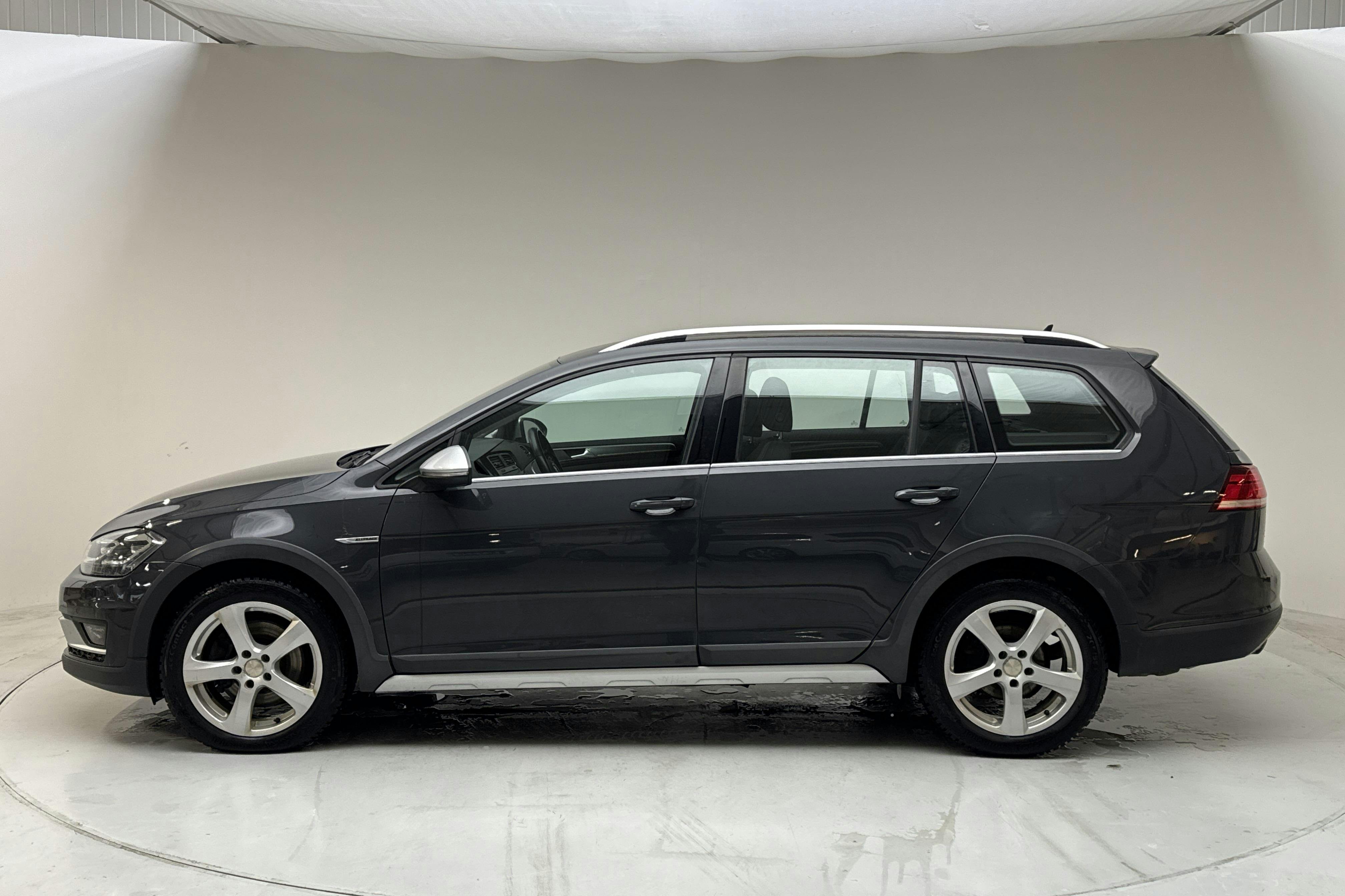 Presentationsfoto 2 av 14: VW Golf Alltrack 2.0 TDI 4MOTION (184hk) - 9 441 mil - Automat - grå - 2020