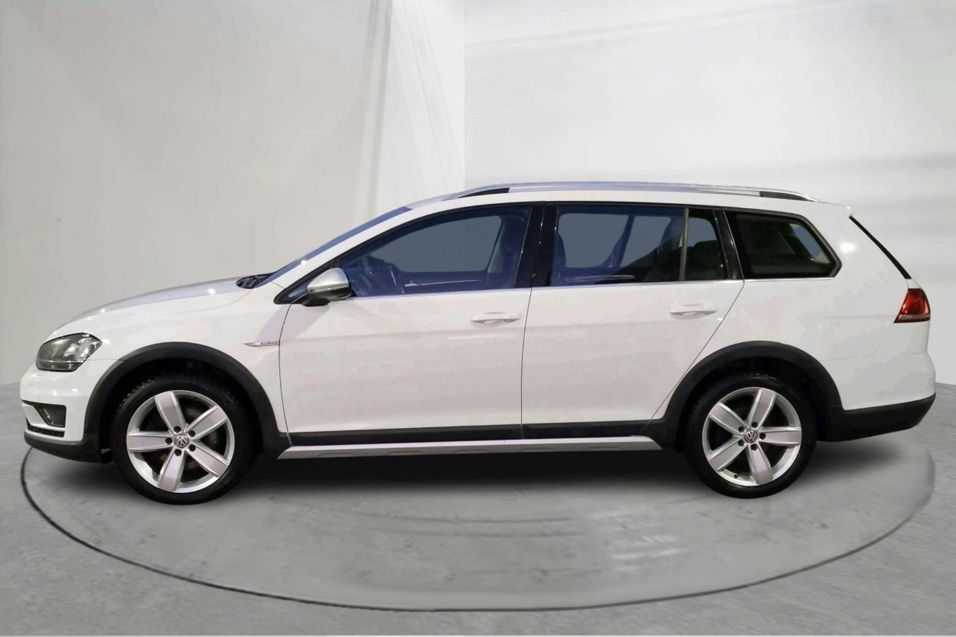 Presentationsfoto 2 av 14: VW Golf Alltrack 2.0 TDI 4Motion (184hk) - 11 675 mil - Automat - vit - 2017
