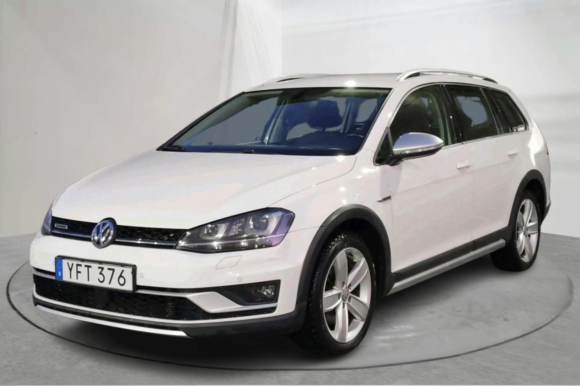 Presentationsfoto 1 av 14: VW Golf Alltrack 2.0 TDI 4Motion (184hk) - 11 675 mil - Automat - vit - 2017