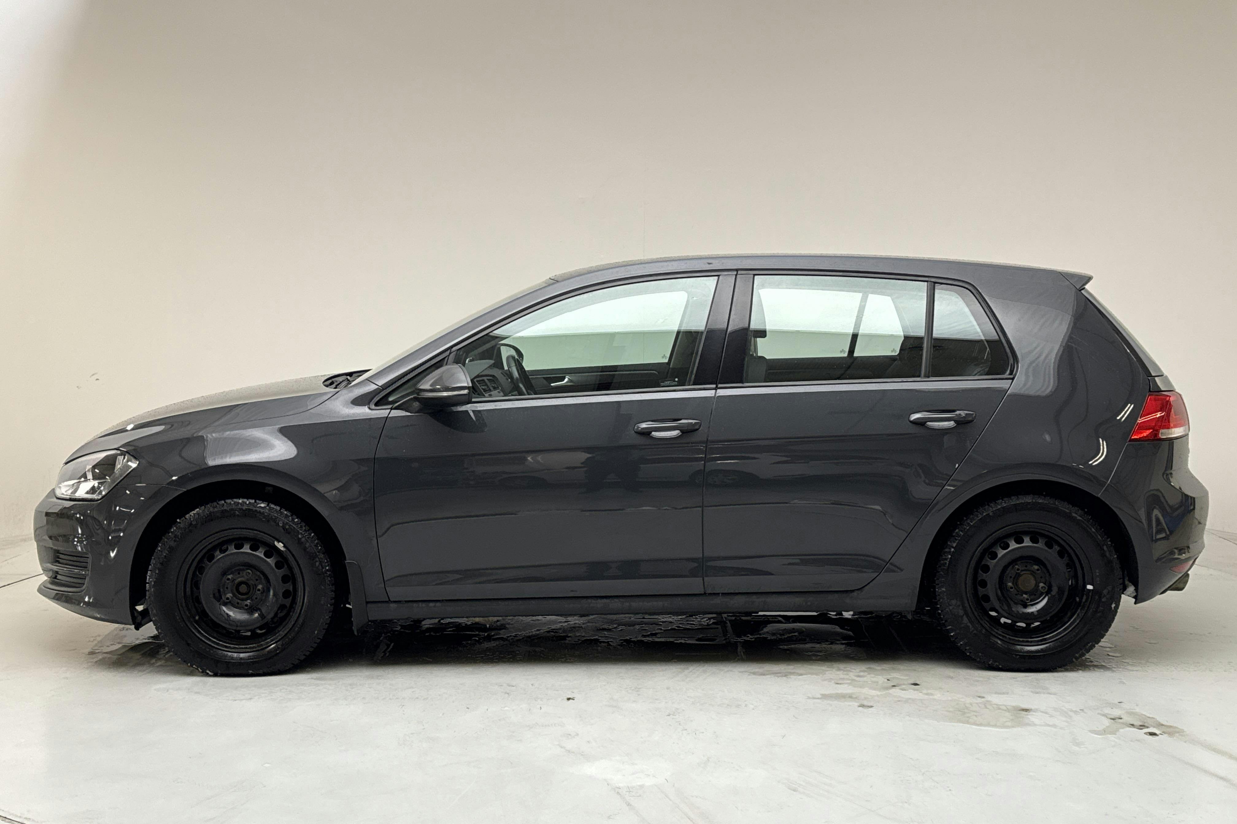 Presentationsfoto 2 av 15: VW Golf VII 1.2 TSI 5dr (105hk) - 13 861 mil - Manuell - Dark Grey - 2014