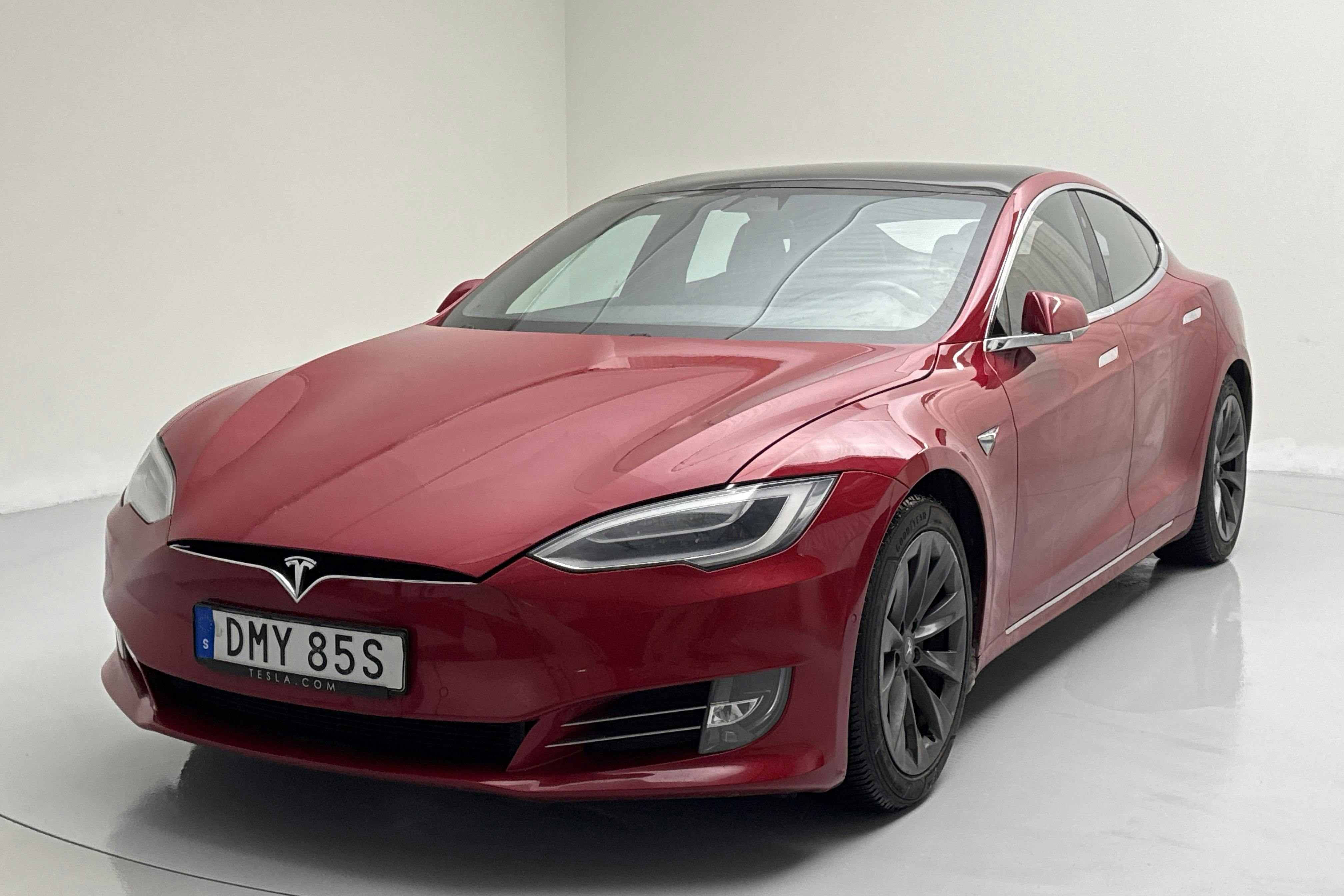 Presentation photo 1 of 17: Tesla Model S Dual Motor Long Range AWD - 130 430 km - Automatic - red - 2020