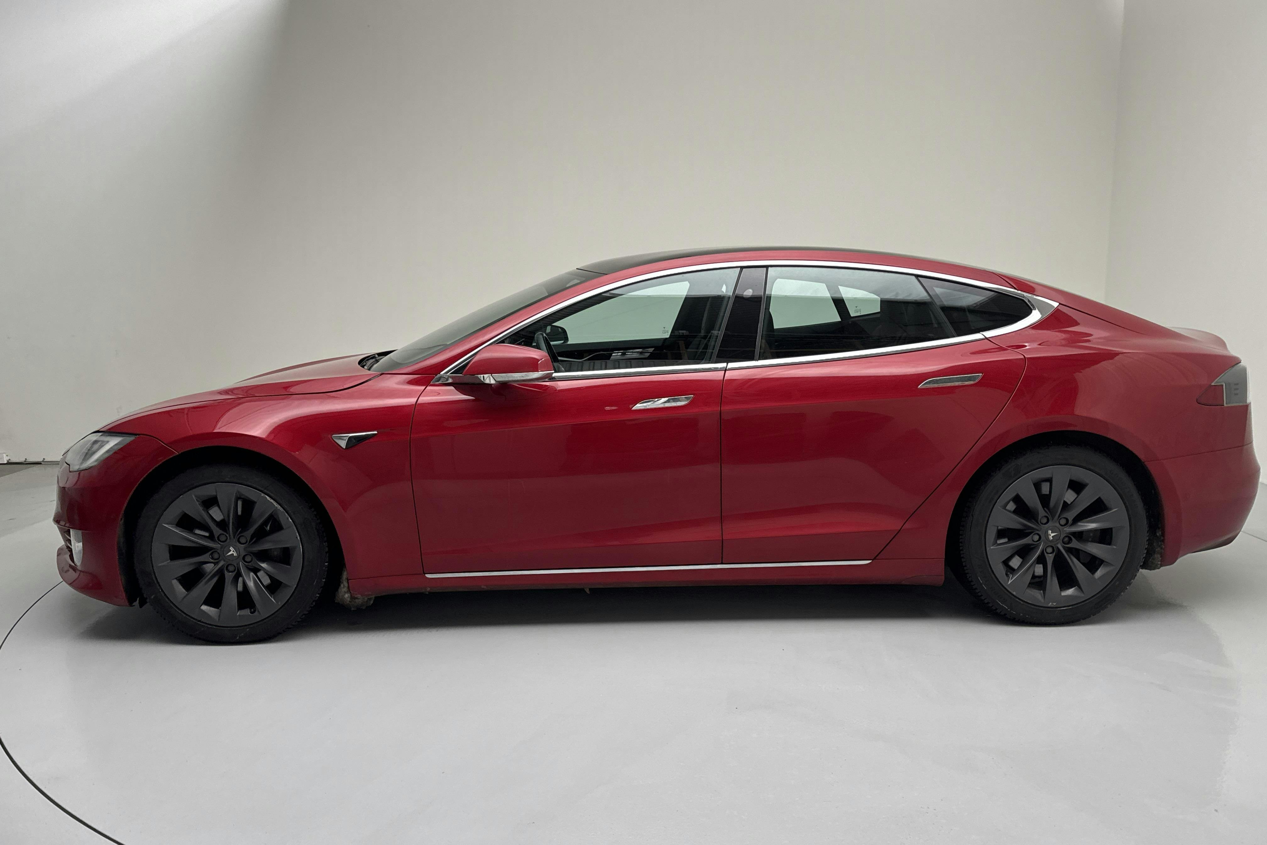 Presentation photo 2 of 17: Tesla Model S Dual Motor Long Range AWD - 130 430 km - Automatic - red - 2020