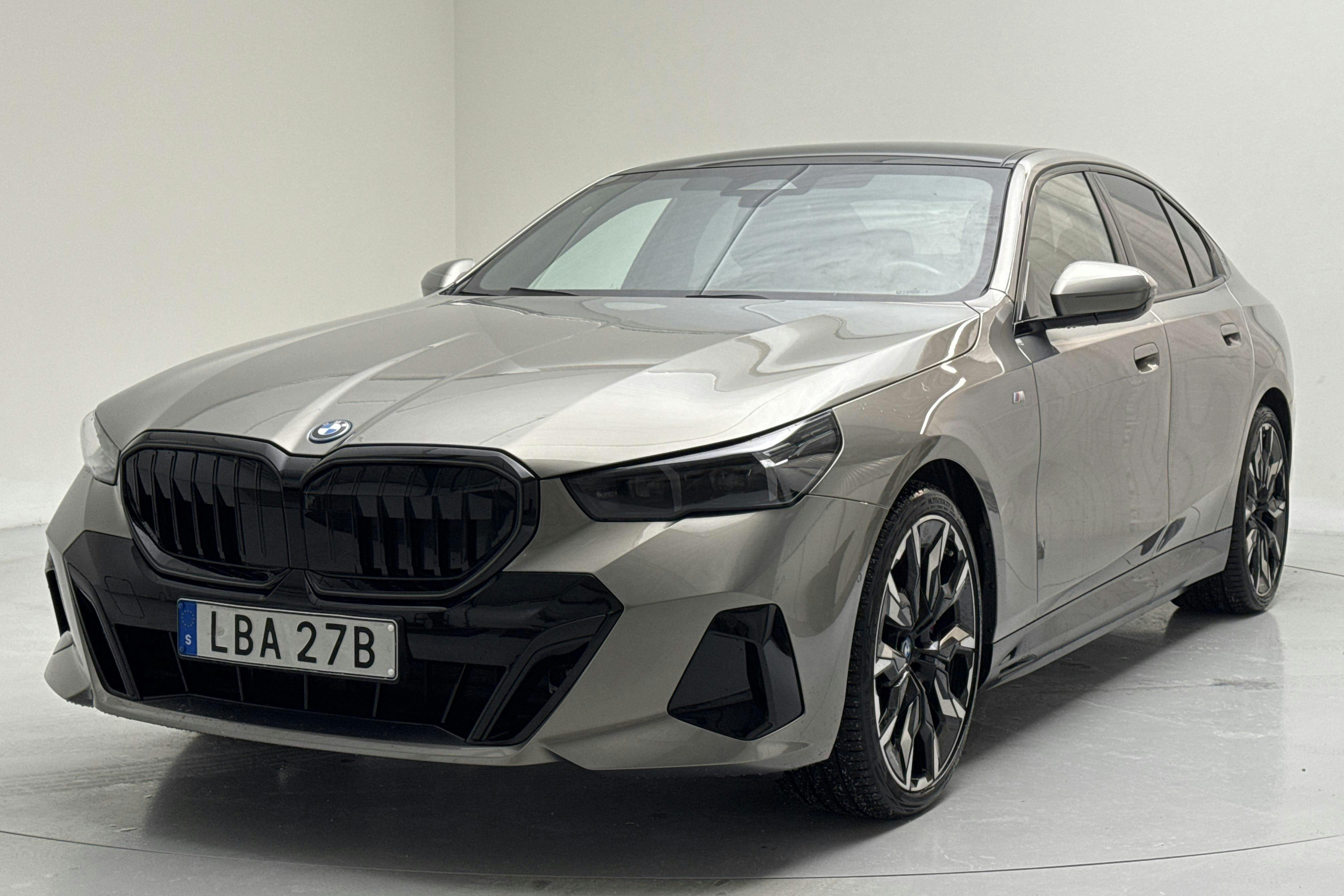 Presentationsfoto 1 av 21: BMW i5 eDrive40 Sedan, G60 (340hk) - 8 243 mil - Automat - grå - 2024