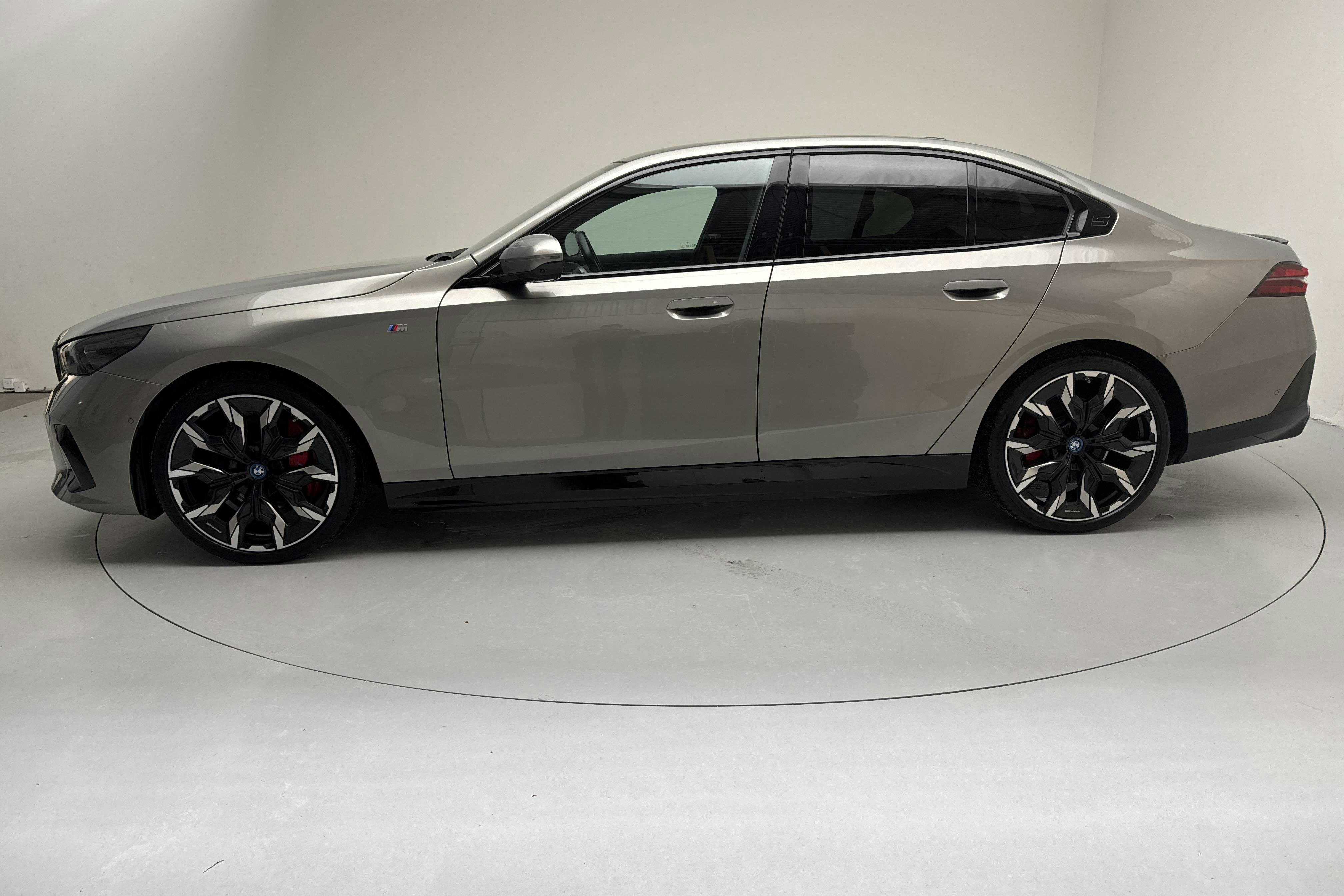 Presentationsfoto 2 av 21: BMW i5 eDrive40 Sedan, G60 (340hk) - 8 243 mil - Automat - grå - 2024