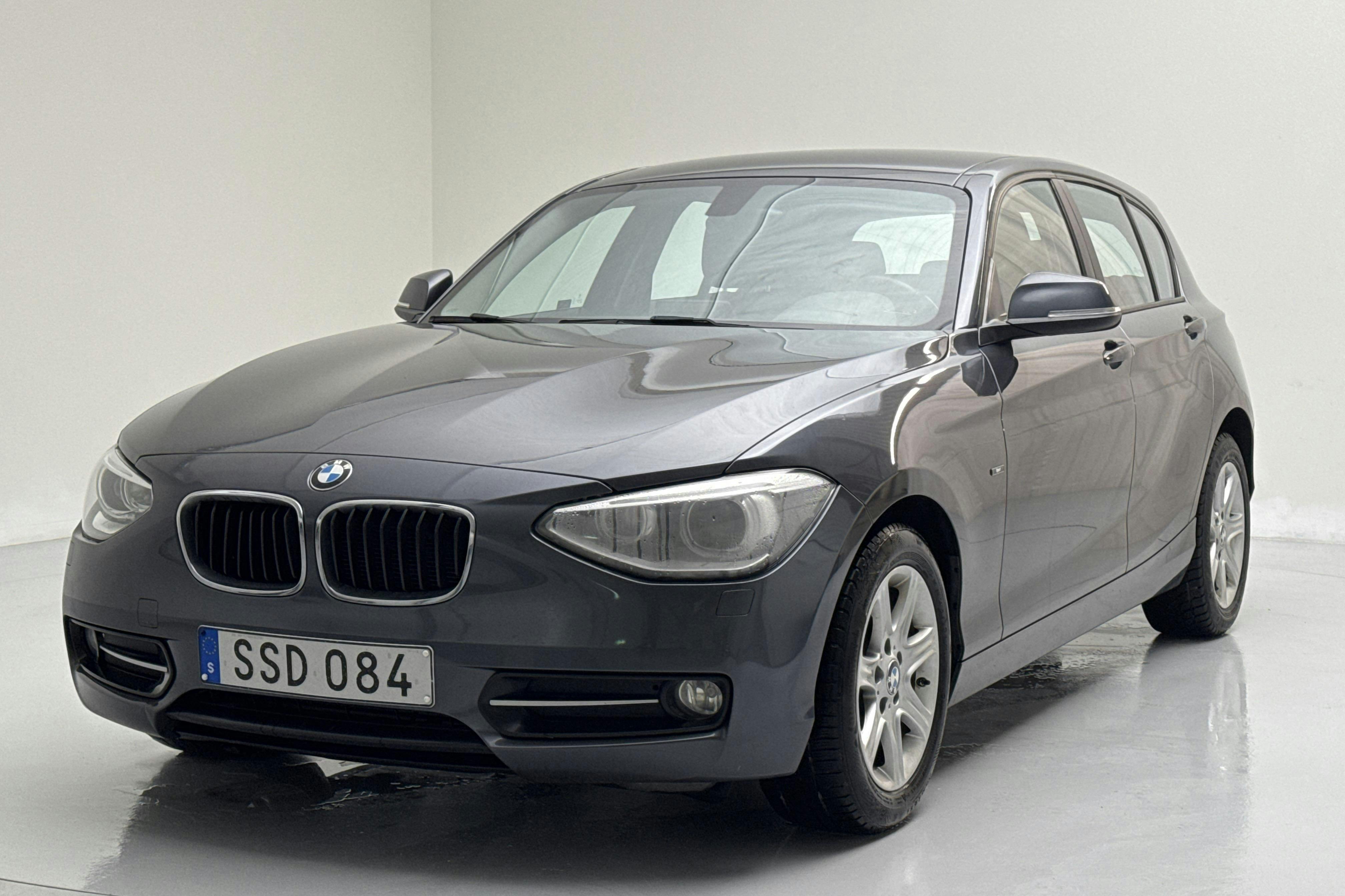 Presentationsfoto 1 av 13: BMW 118d 5dr, F20 (143hk) - 16 557 mil - Automat - grå - 2015