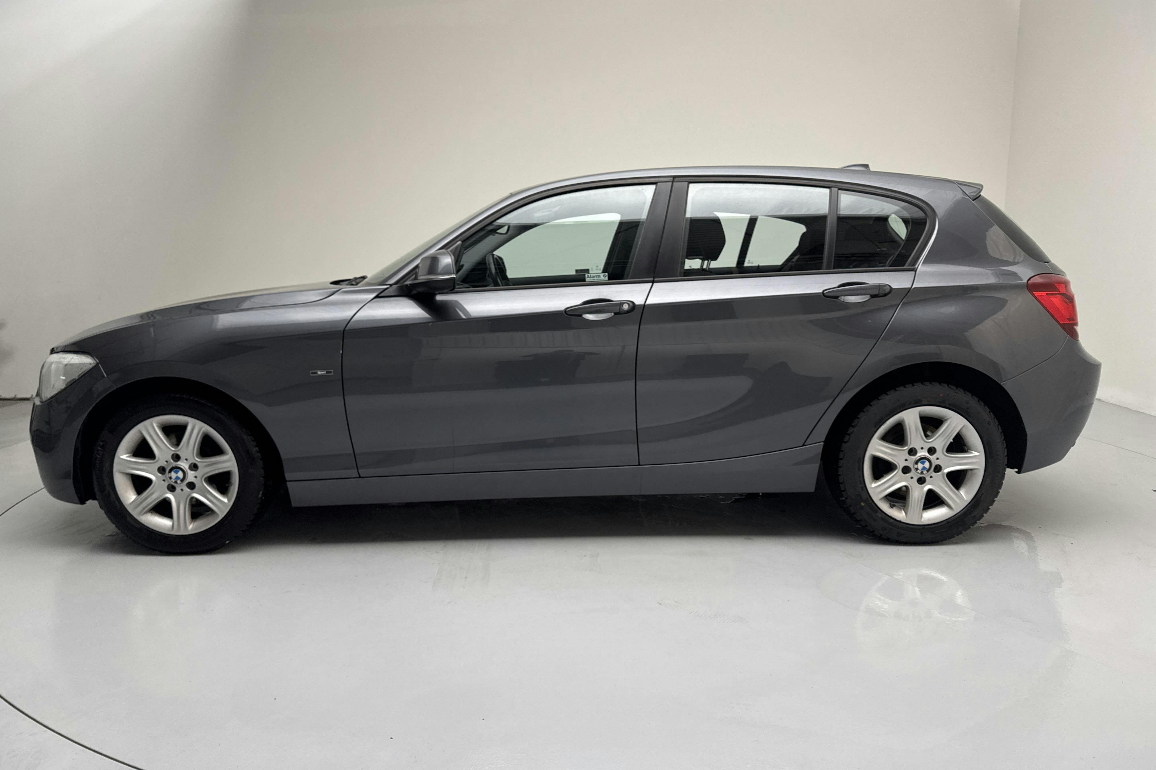 Presentationsfoto 2 av 13: BMW 118d 5dr, F20 (143hk) - 16 557 mil - Automat - grå - 2015