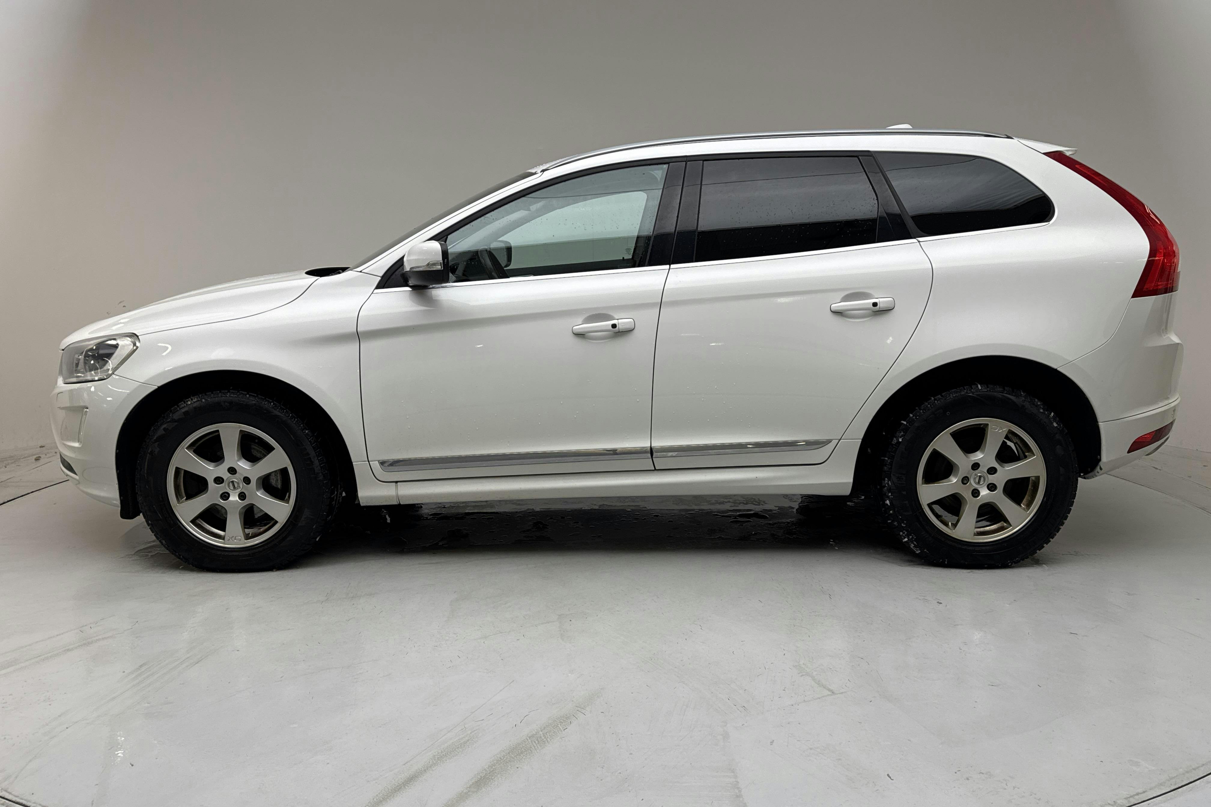 Presentationsfoto 2 av 14: Volvo XC60 D4 AWD (190hk) - 14 824 mil - Automat - vit - 2017